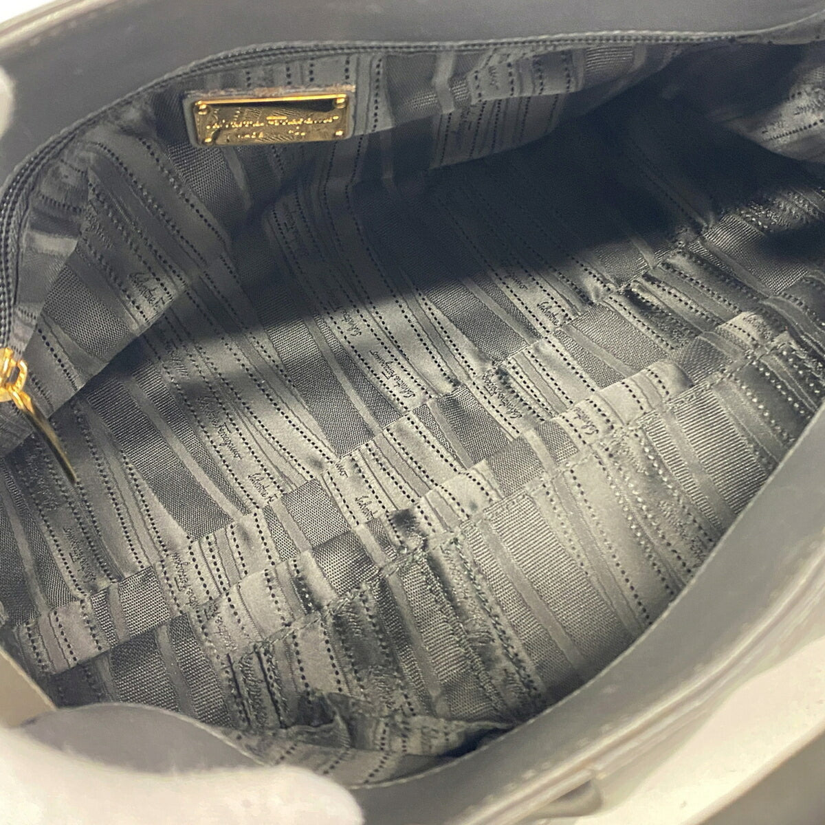 Salvatore Ferragamo Gray Leather Handbag (Pre-Owned)