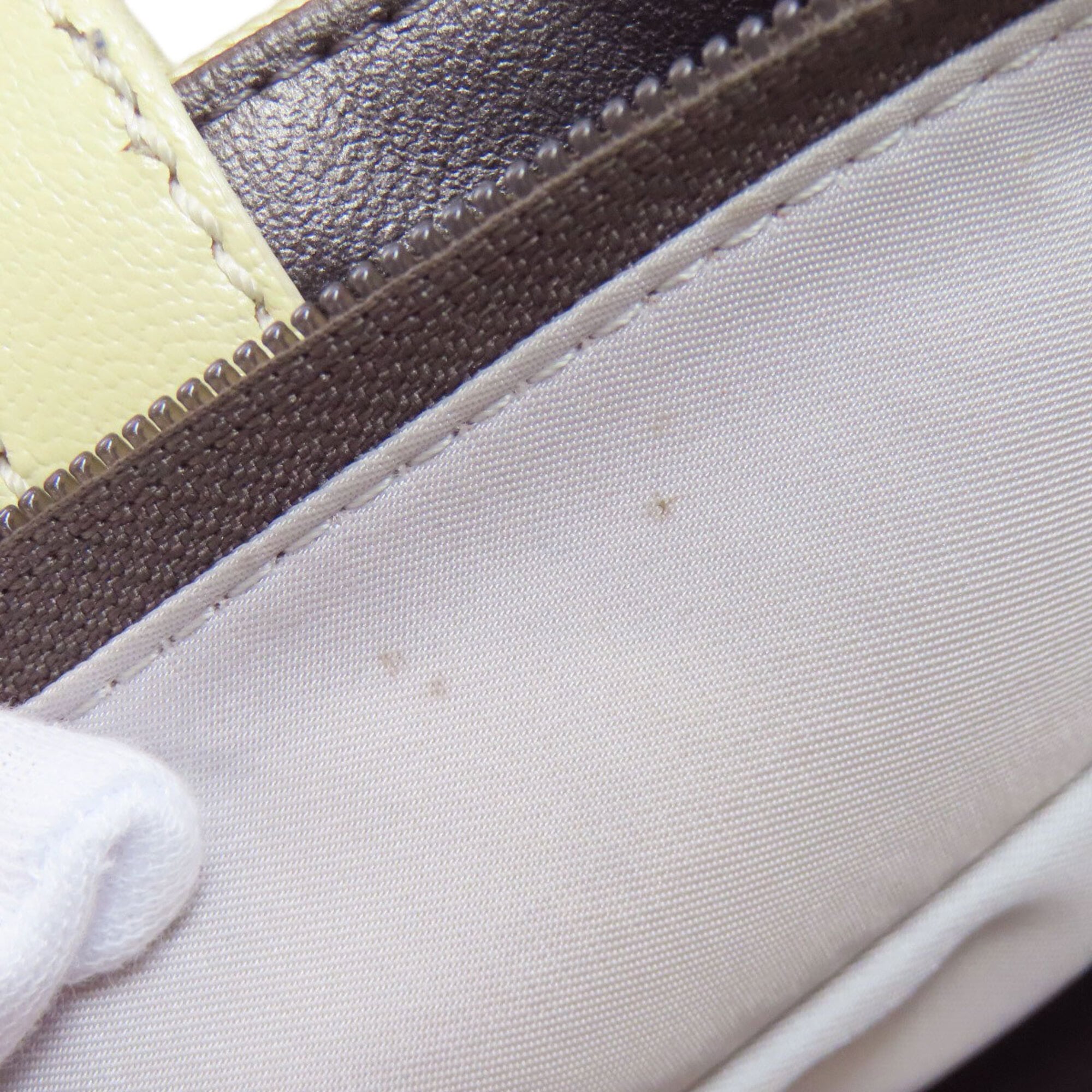Chanel Silver White Leather Handbag (Pre-Owned)