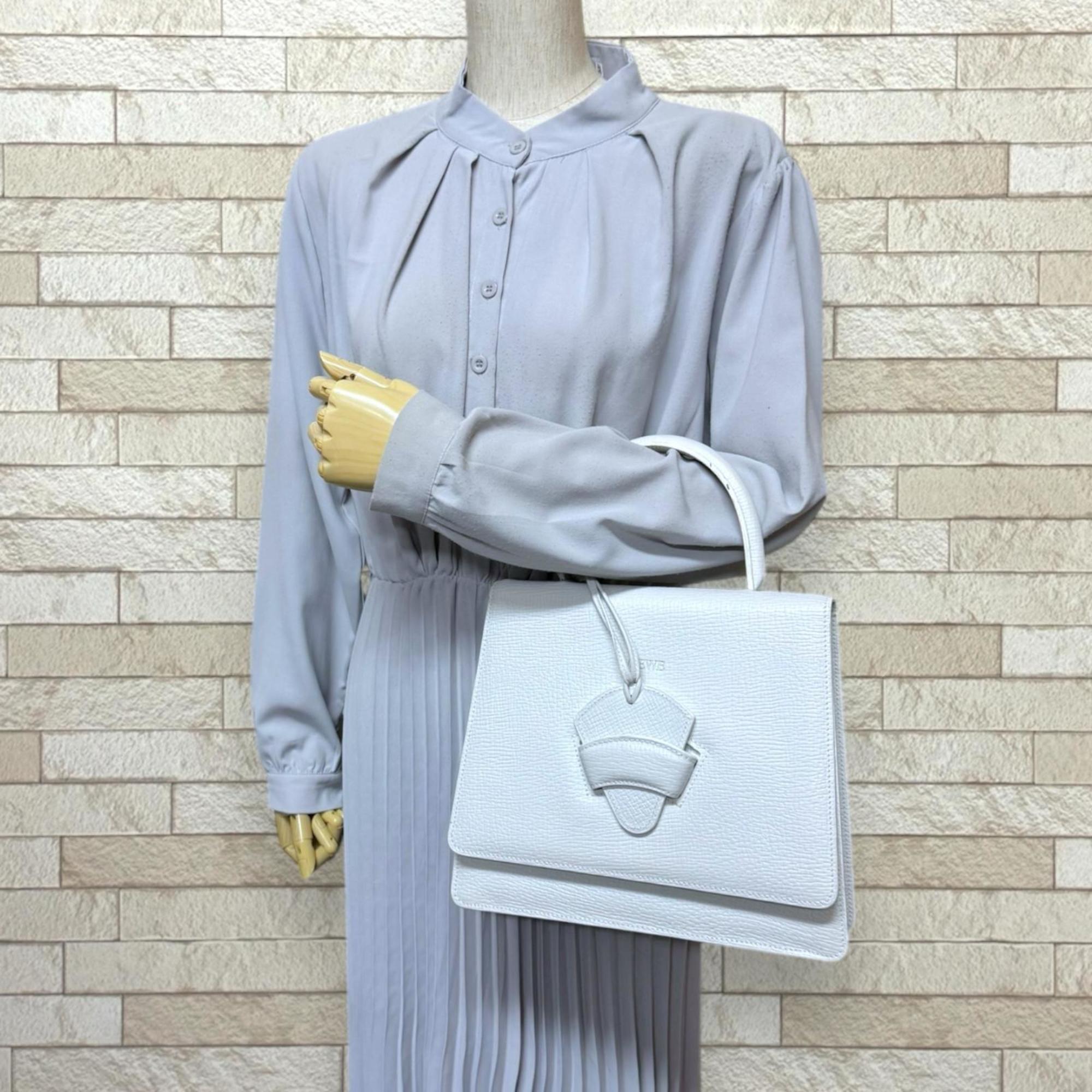 Loewe White Leather Handbag (Pre-Owned)