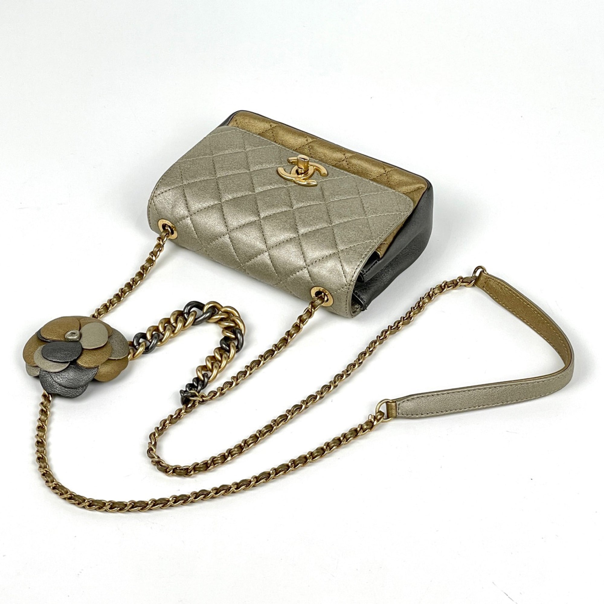Chanel Matelasse Gold Silver Leather Shoulder Bag (Pre-Owned)