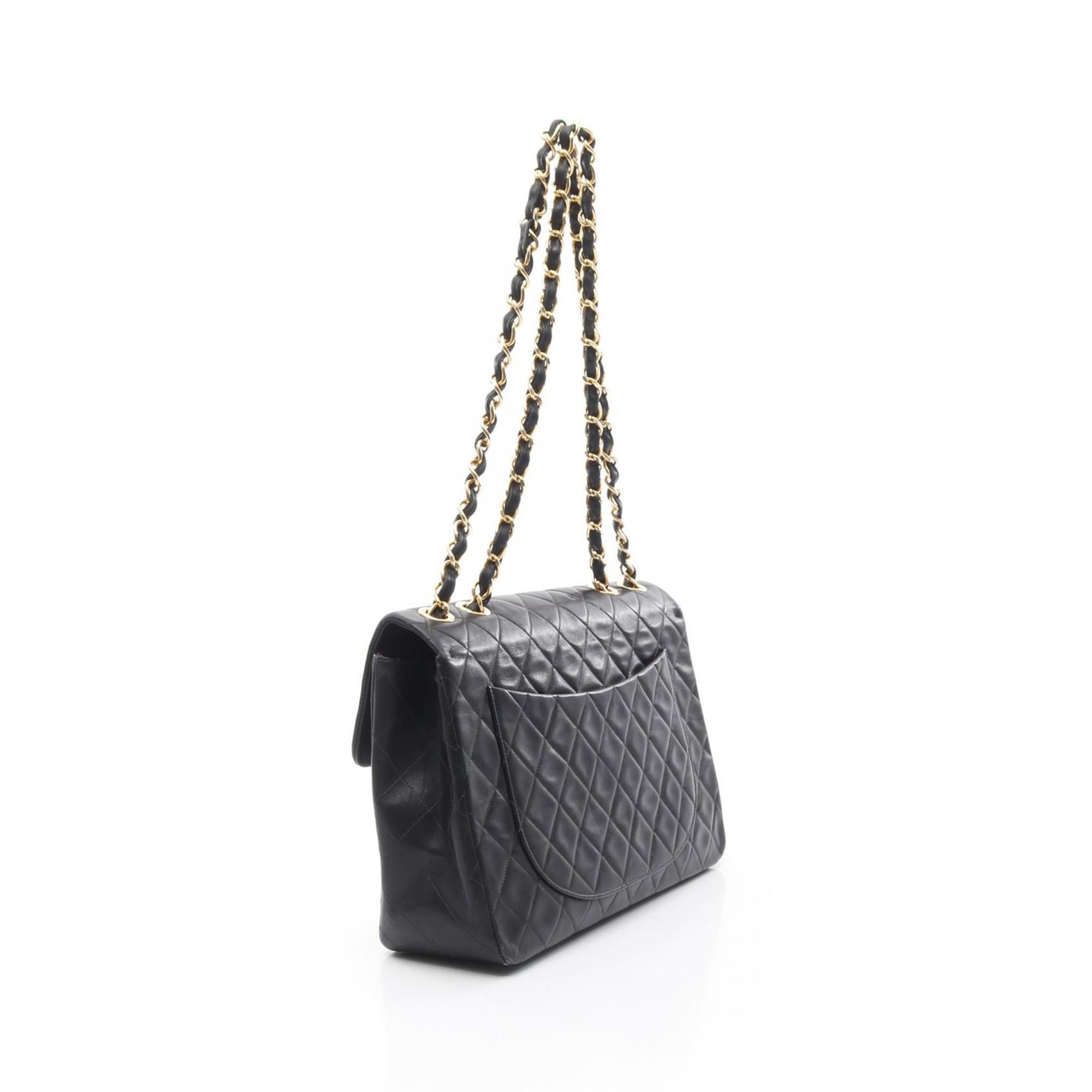 Chanel Black Leather Shoulder Bag (Pre-Owned)