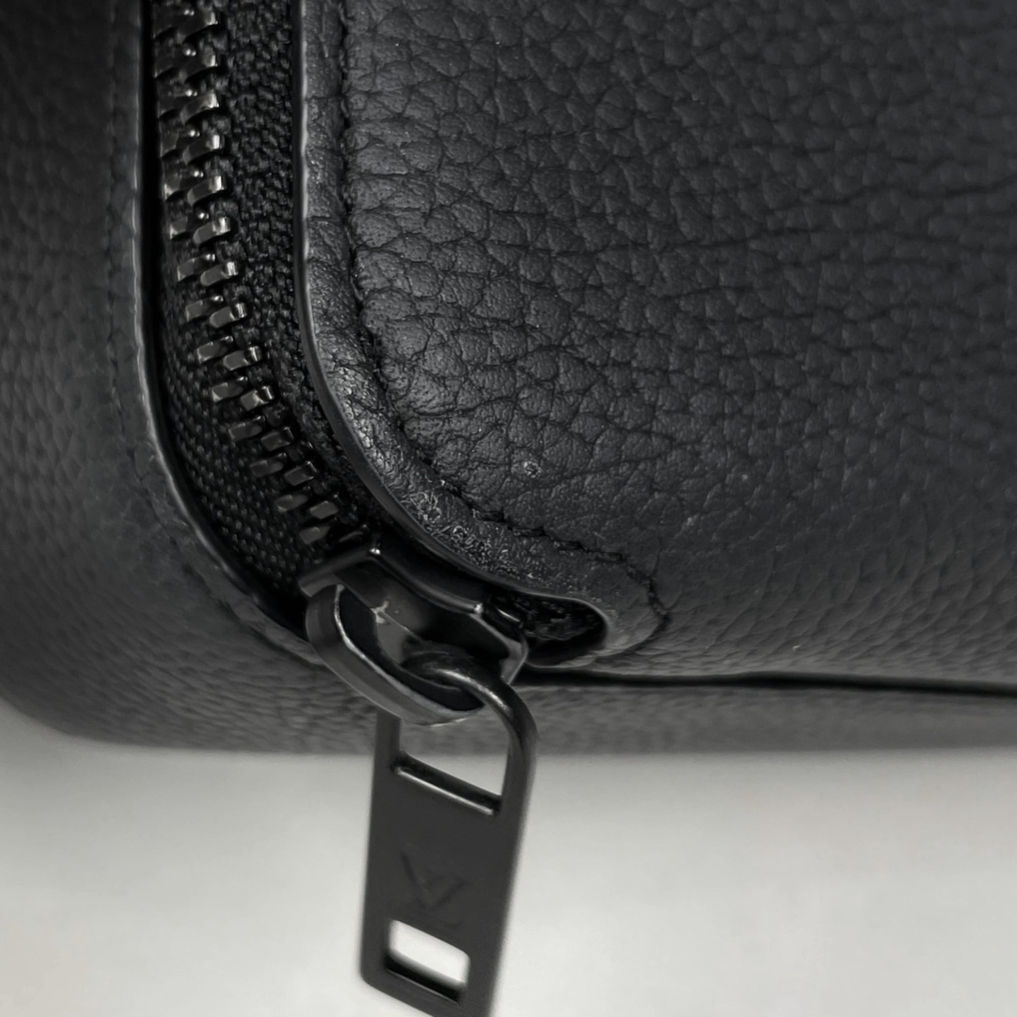Louis Vuitton Black Noir Leather Shoulder Bag (Pre-Owned)