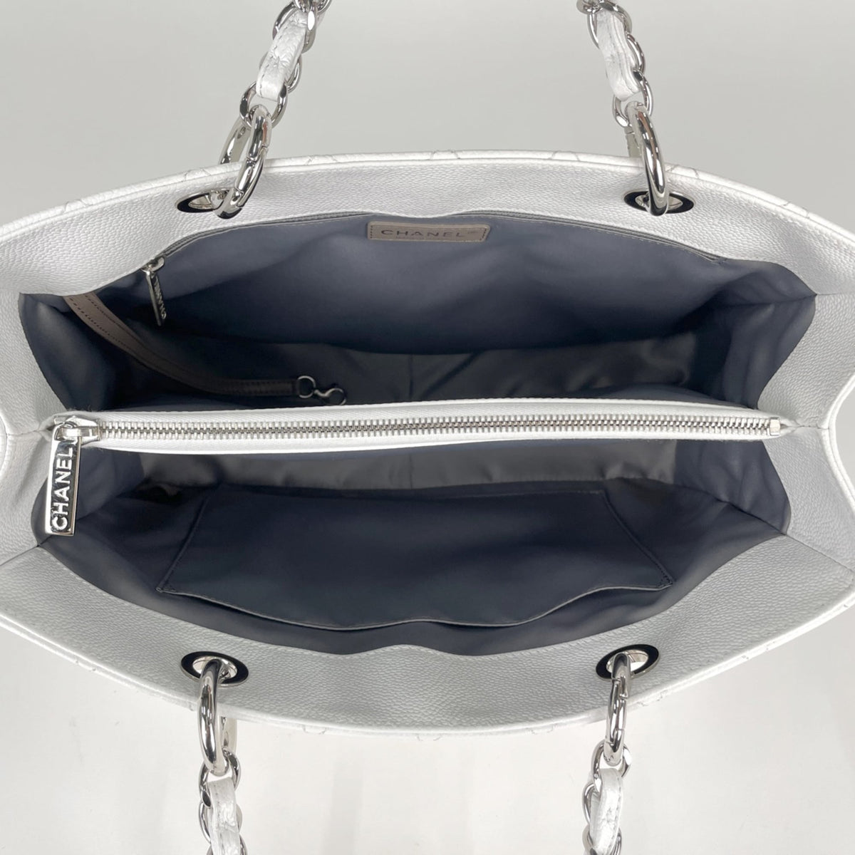 Chanel White Grained Calfskin Tote Bag (Pre-Owned)