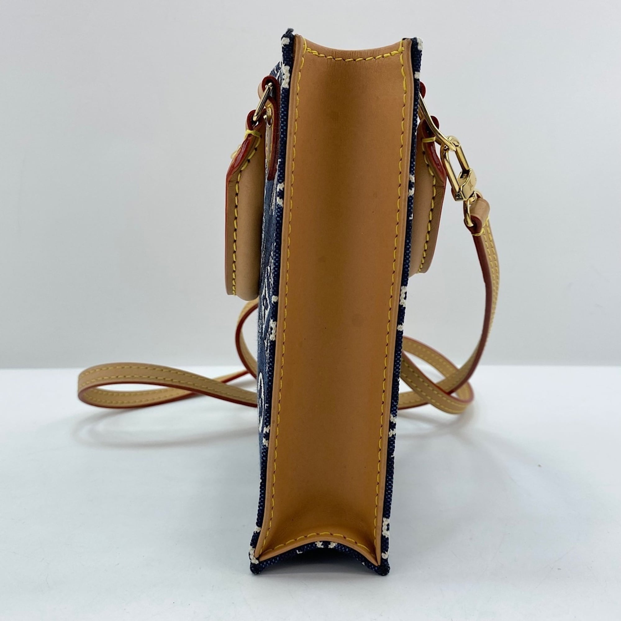 Louis Vuitton Navy Handbag (Pre-Owned)