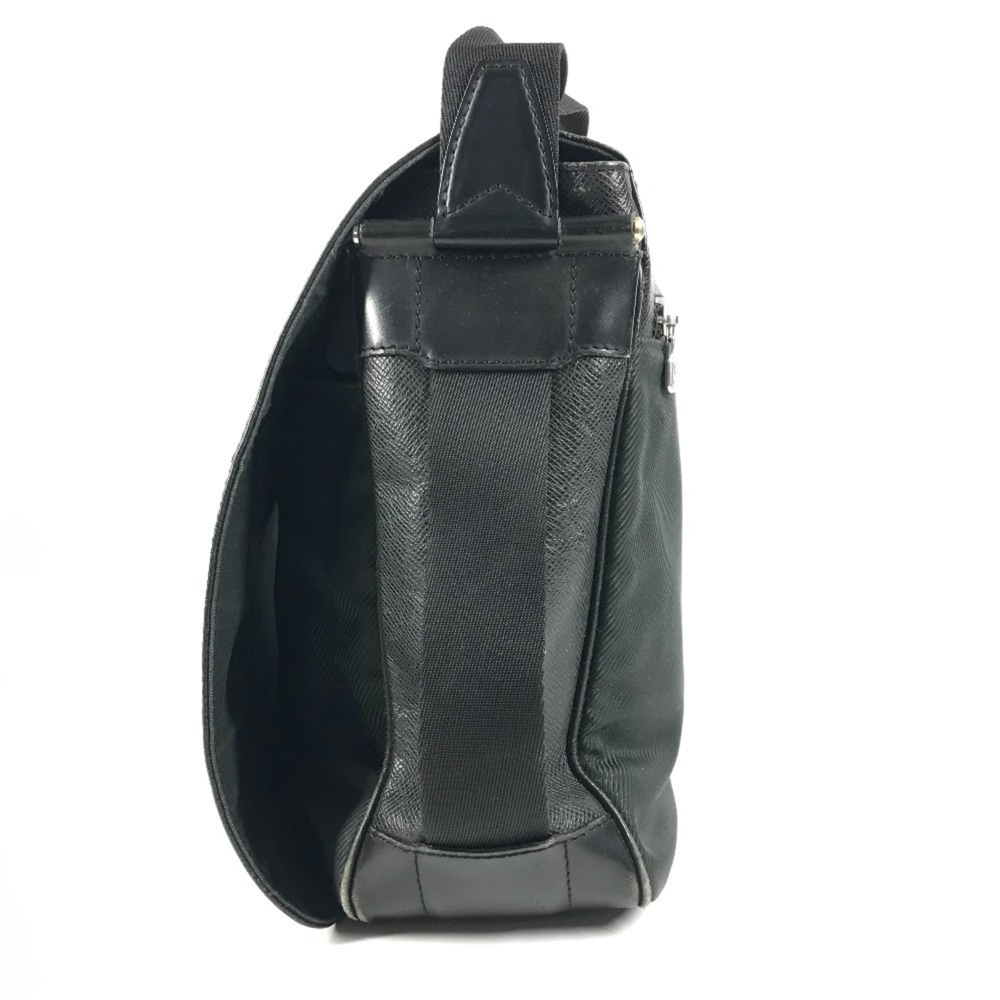 Louis Vuitton Black Noir Taiga Leather Nylon Canvas Leather Messenger Bag Shoulder Bag (Pre-Owned)