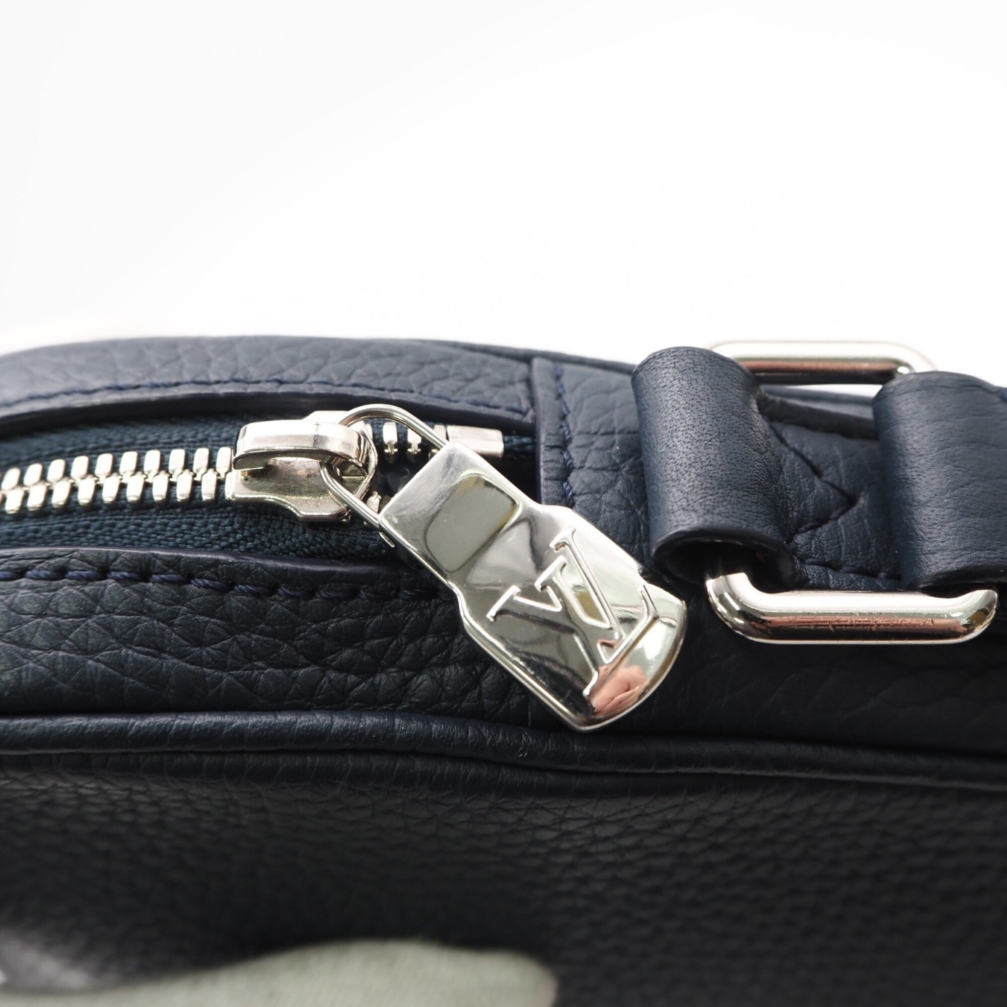 Louis Vuitton Navy Leather Shoulder Bag (Pre-Owned)