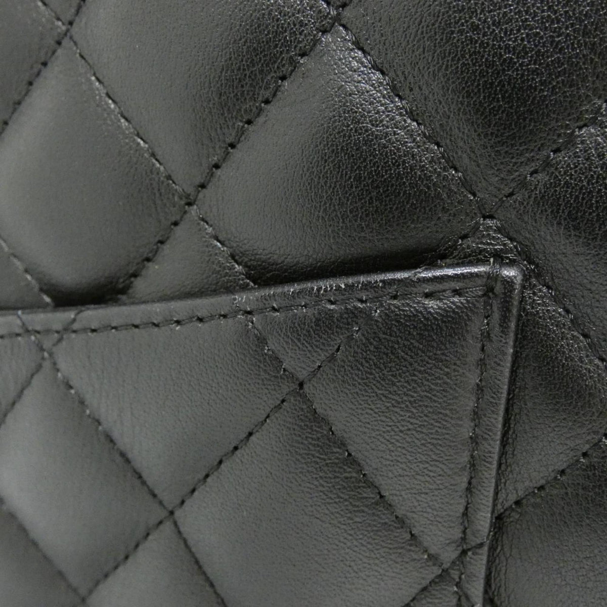 Chanel Black Leather Handbag (Pre-Owned)