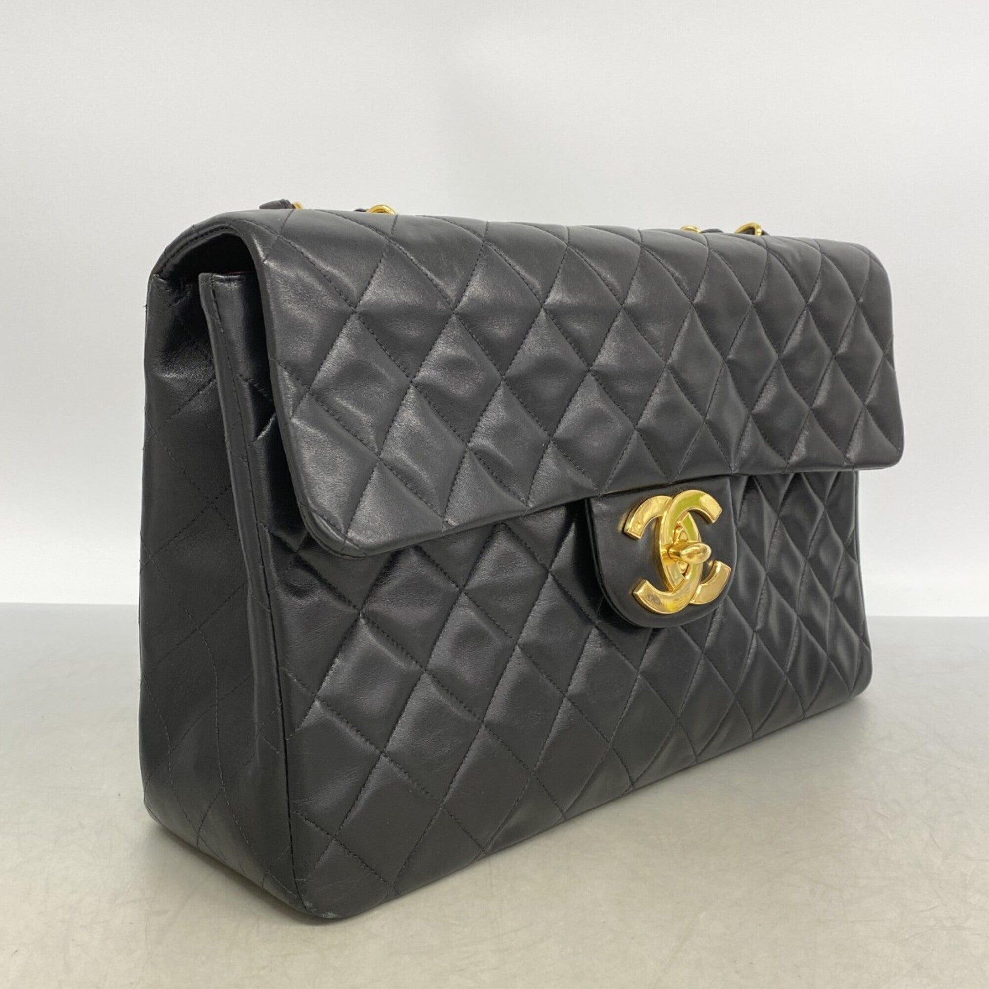 Chanel Black Leather Shoulder Bag (Pre-Owned)