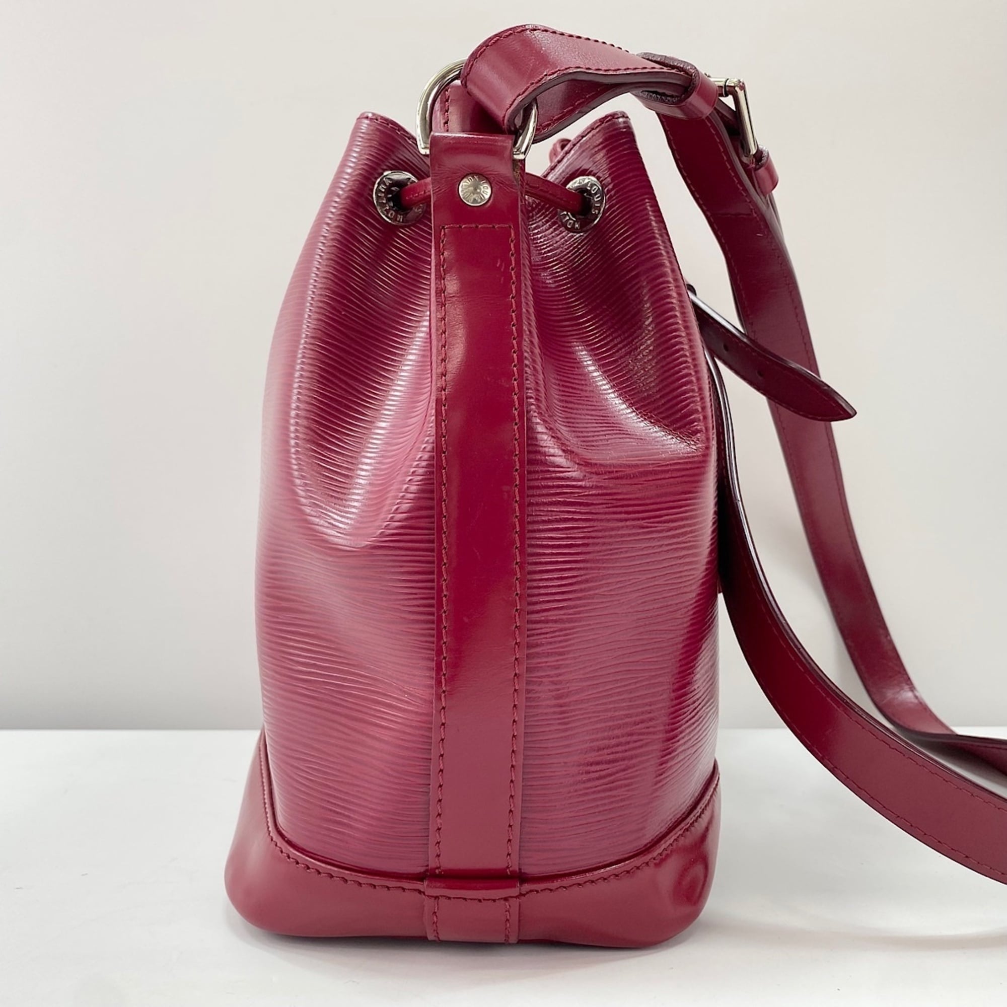 Louis Vuitton Red Color Shoulder Bag (Pre-Owned)