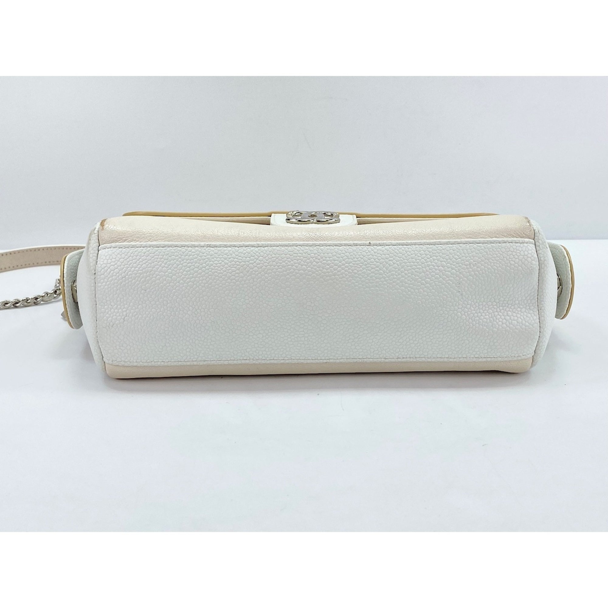 Chanel White Shoulder Bag (Pre-Owned)