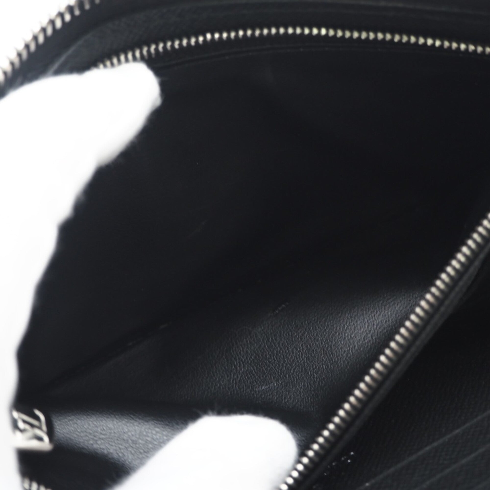 Louis Vuitton Taiga Black Noir Leather Long Wallet (Bi-Fold) (Pre-Owned)