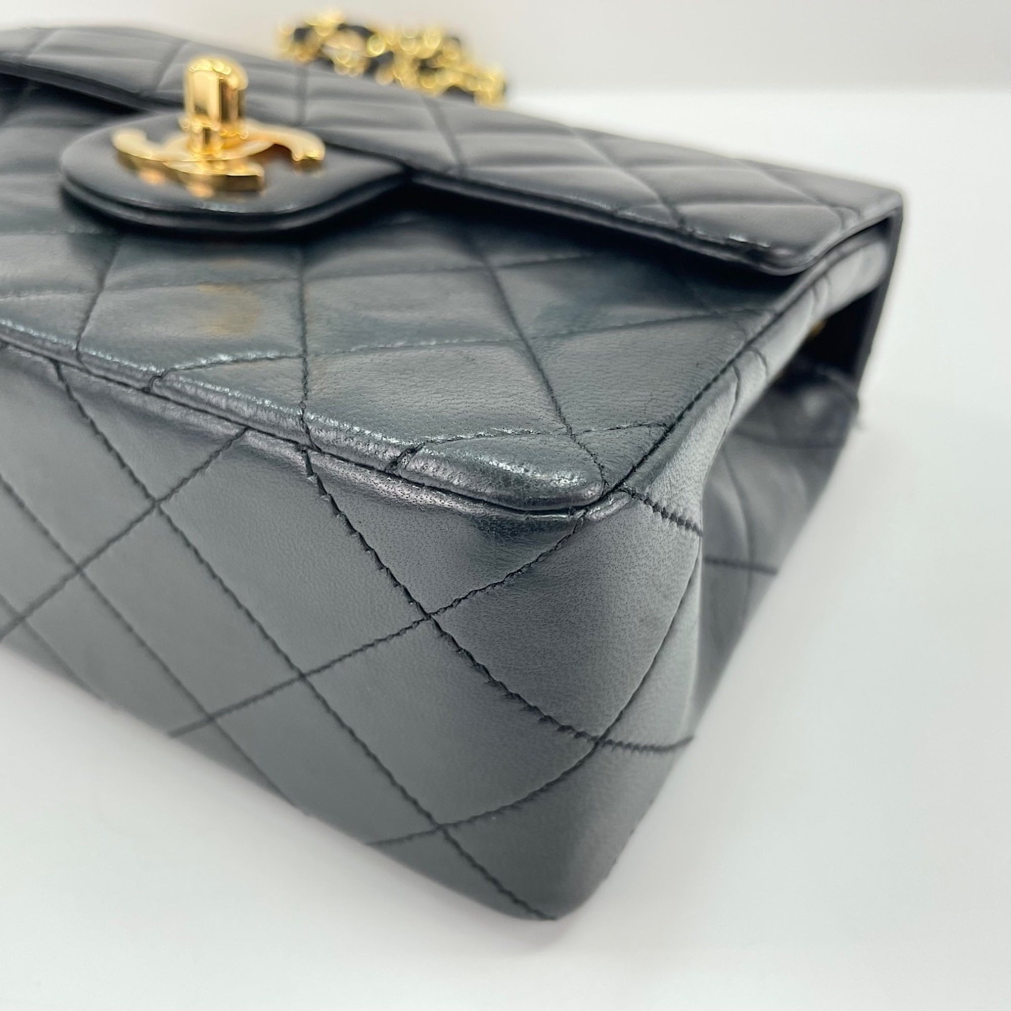 Chanel Black Shoulder Bag (Pre-Owned)