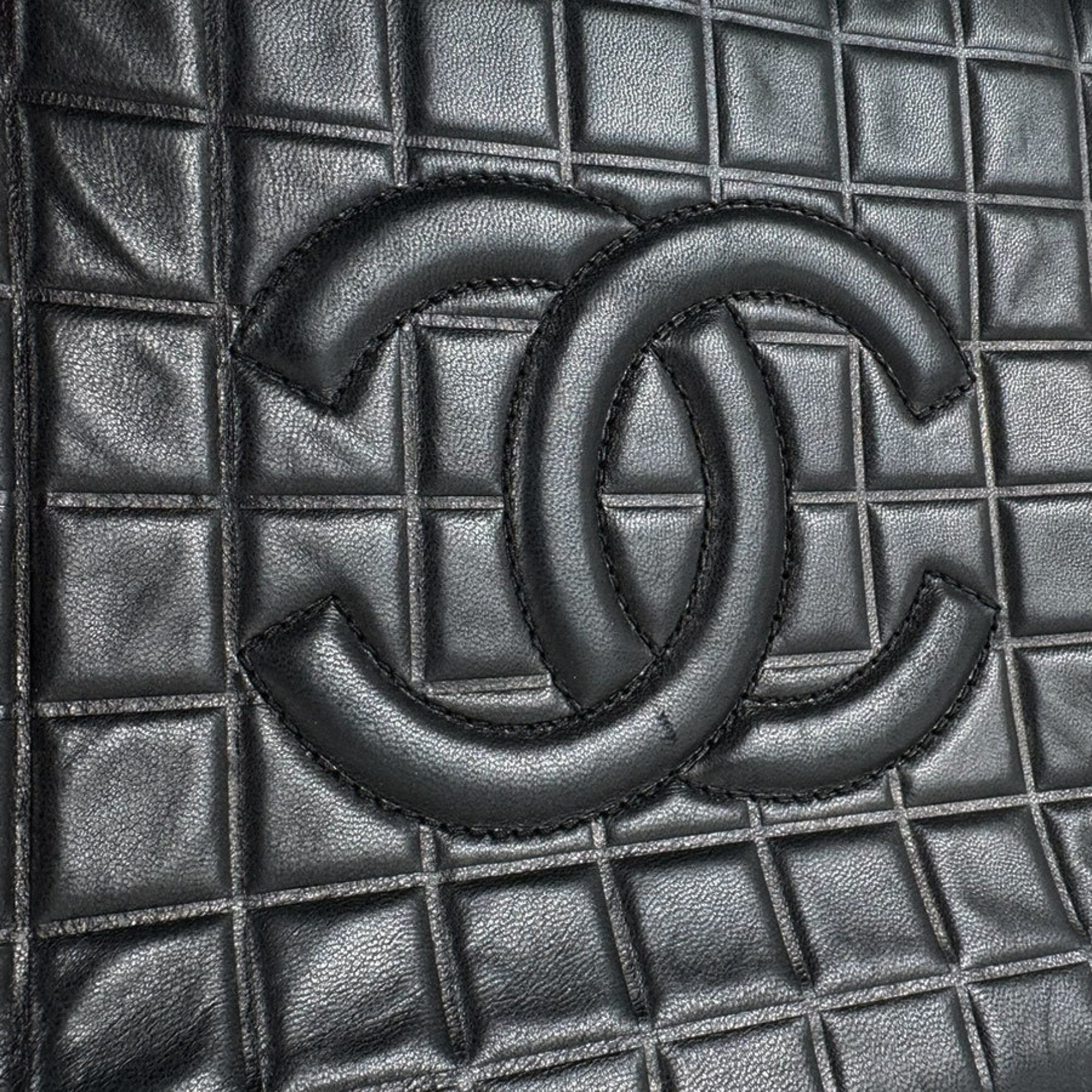 Chanel Black Leather Handbag (Pre-Owned)