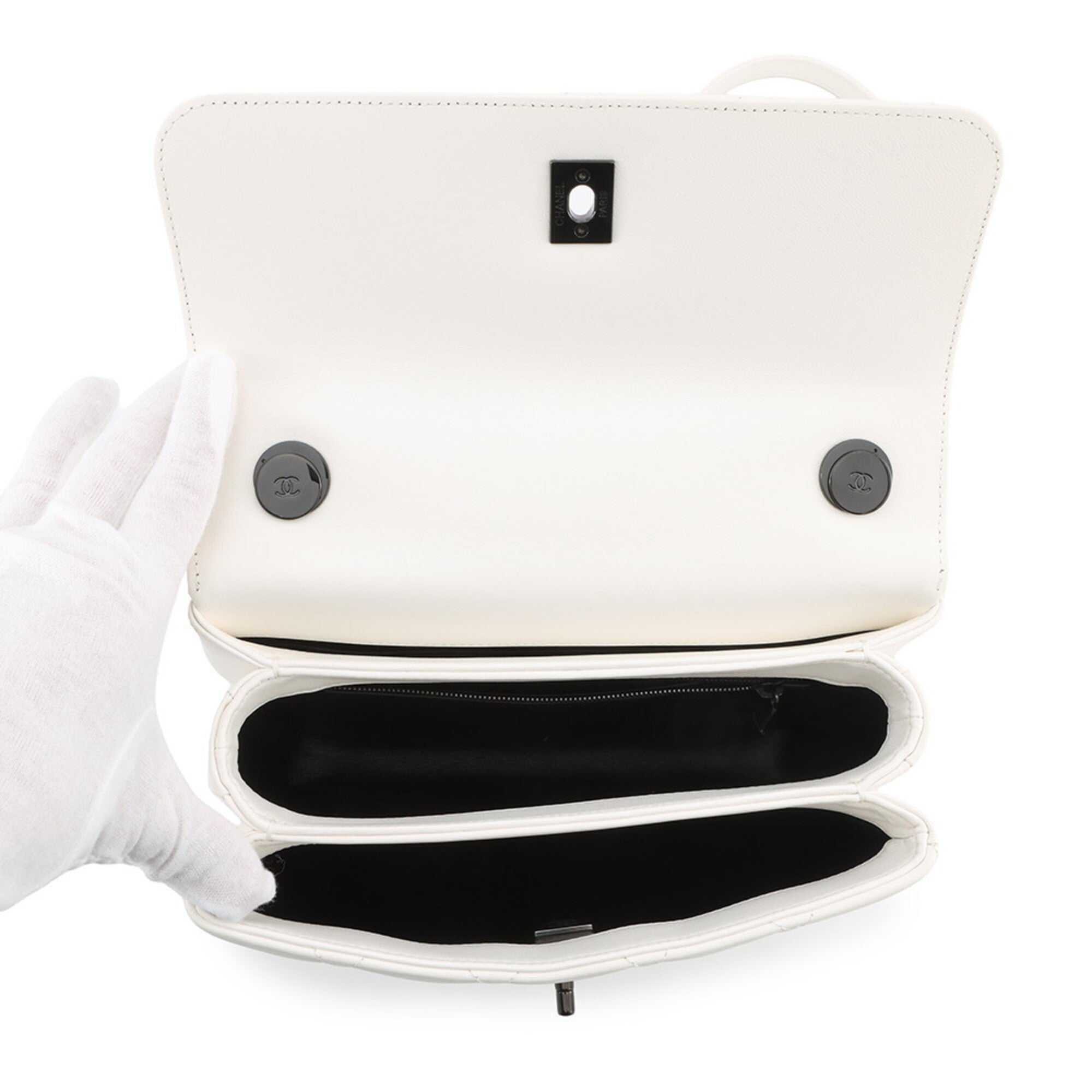 Chanel White Leather Handbag (Pre-Owned)