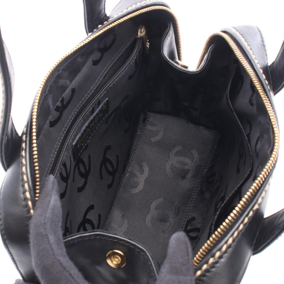 Chanel Black Leather Handbag (Pre-Owned)