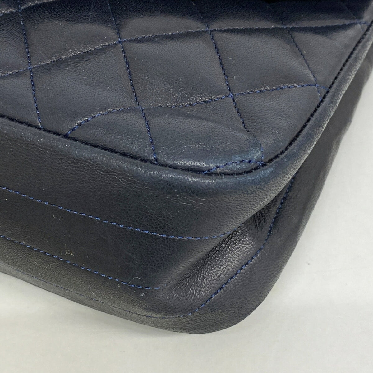 Chanel Black Leather Shoulder Bag (Pre-Owned)