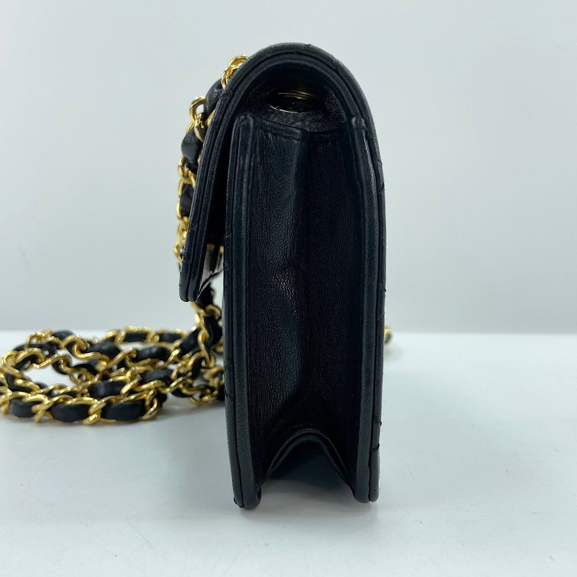 Chanel Black Leather Shoulder Bag (Pre-Owned)