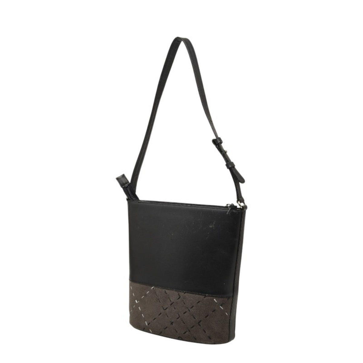 Burberry Black Leather Shoulder Bag (Pre-Owned)