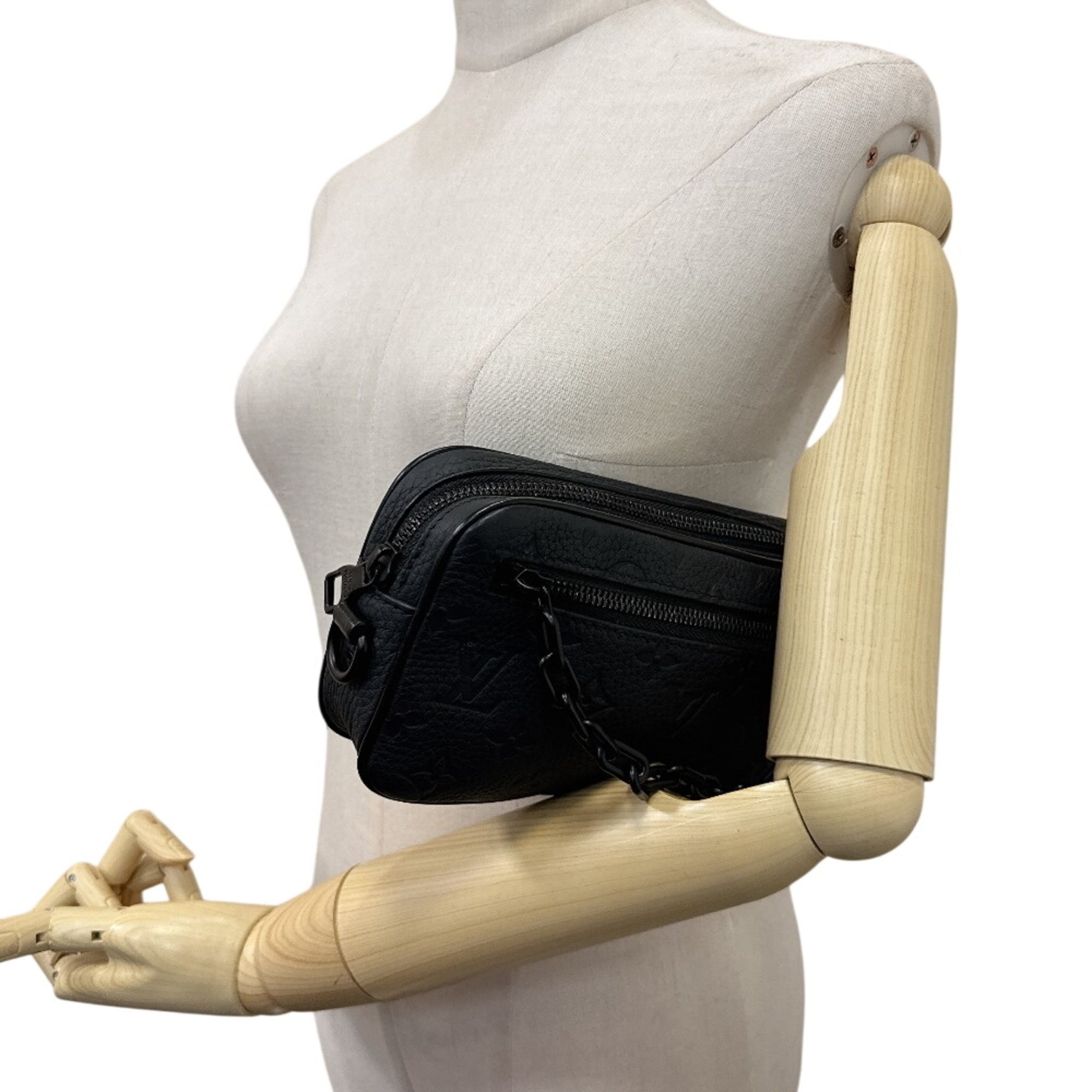 Louis Vuitton Black Leather Clutch Bag Pochette (Pre-Owned)