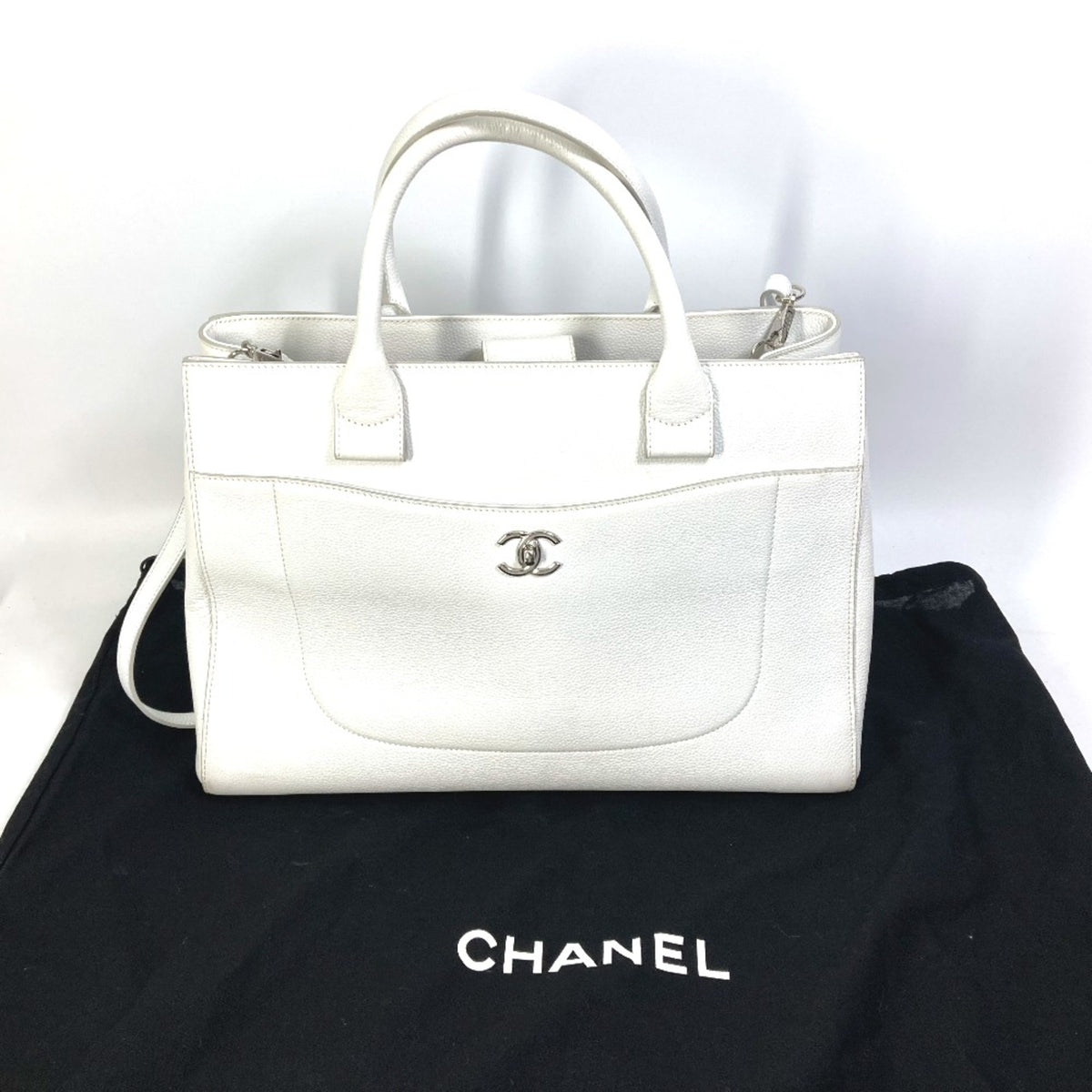 Chanel White Leather Handbag (Pre-Owned)