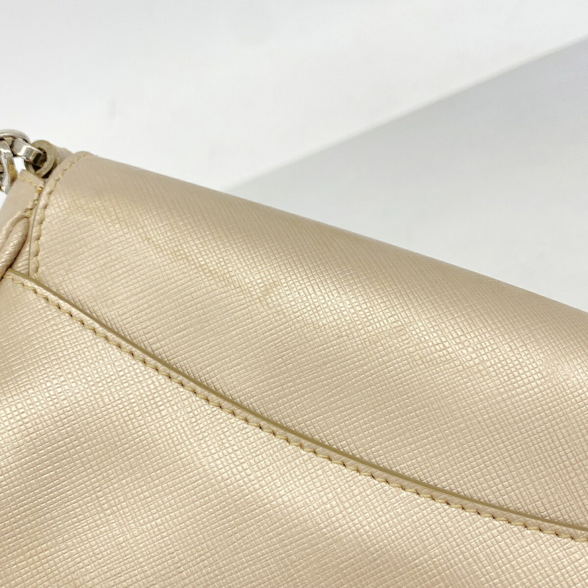 Salvatore Ferragamo Beige Leather Shoulder Bag (Pre-Owned)