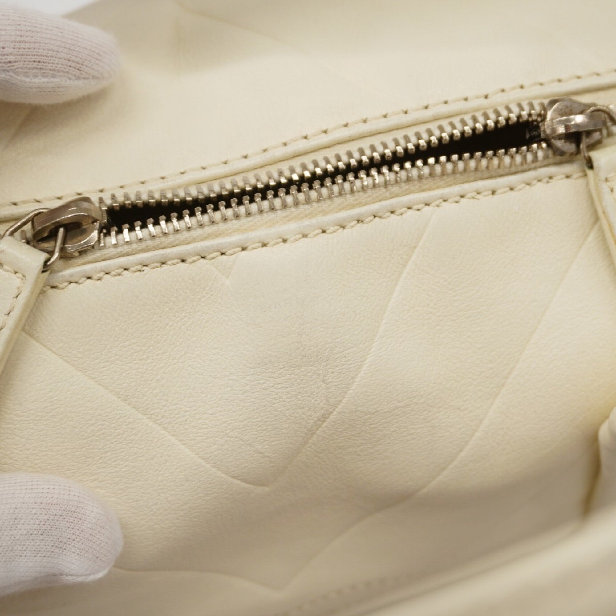 Chanel White Leather Handbag (Pre-Owned)