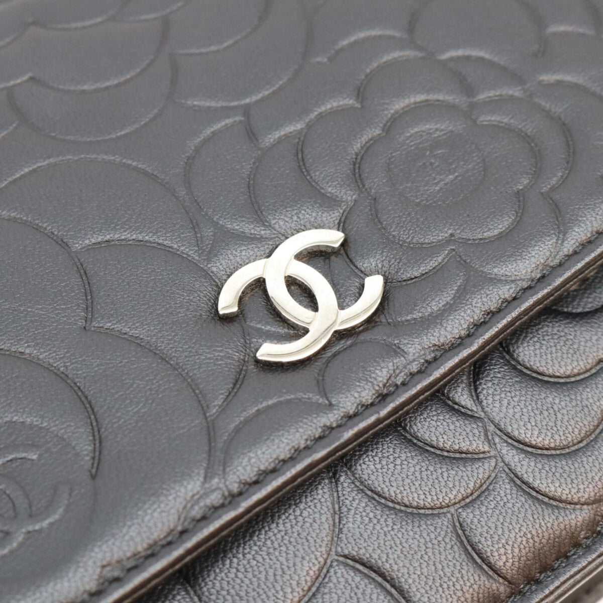 Chanel Black Leather Shoulder Bag (Pre-Owned)
