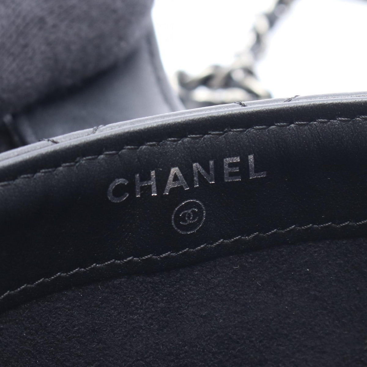 Chanel Black Leather Shoulder Bag (Pre-Owned)