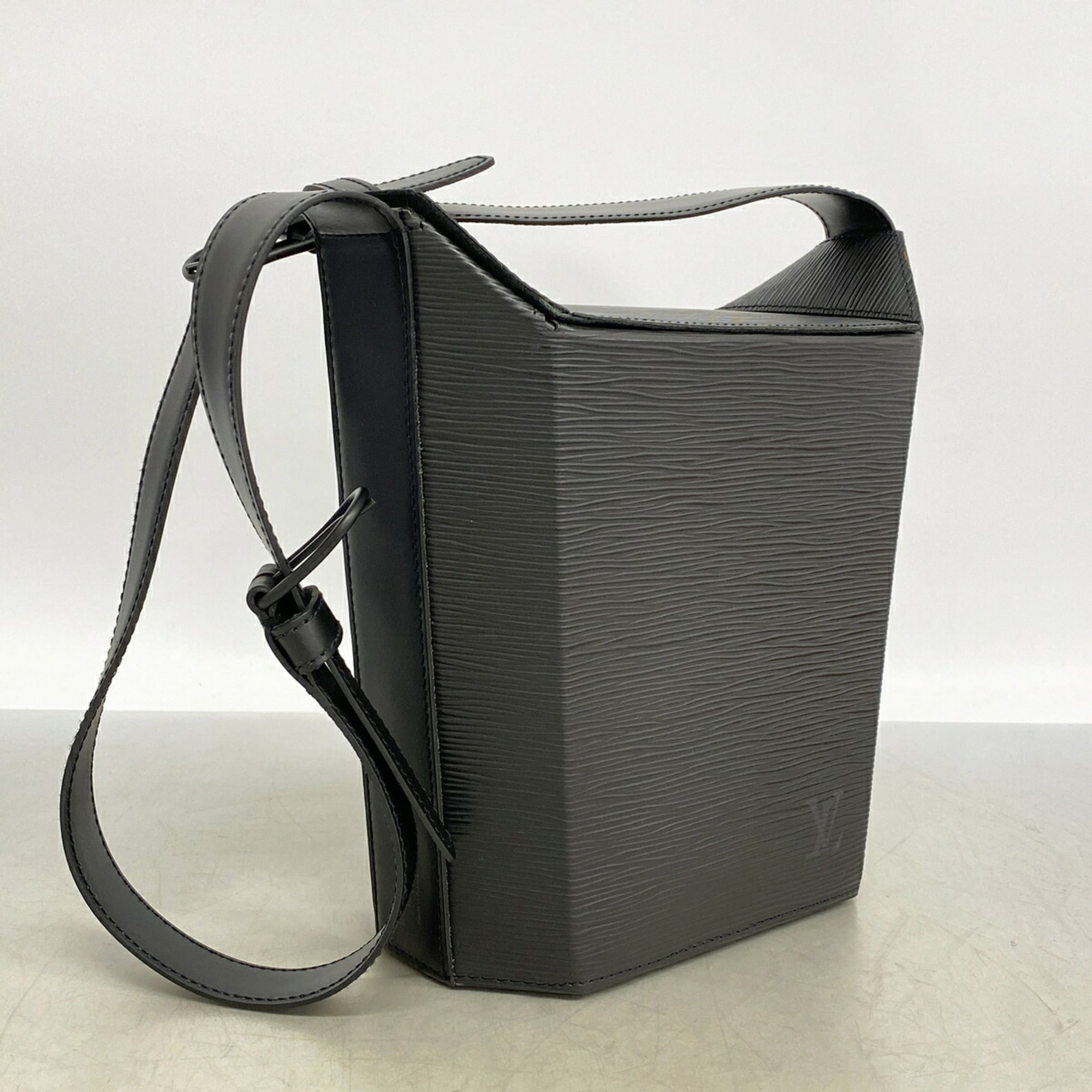 Louis Vuitton Noir Shoulder Bag (Pre-Owned)