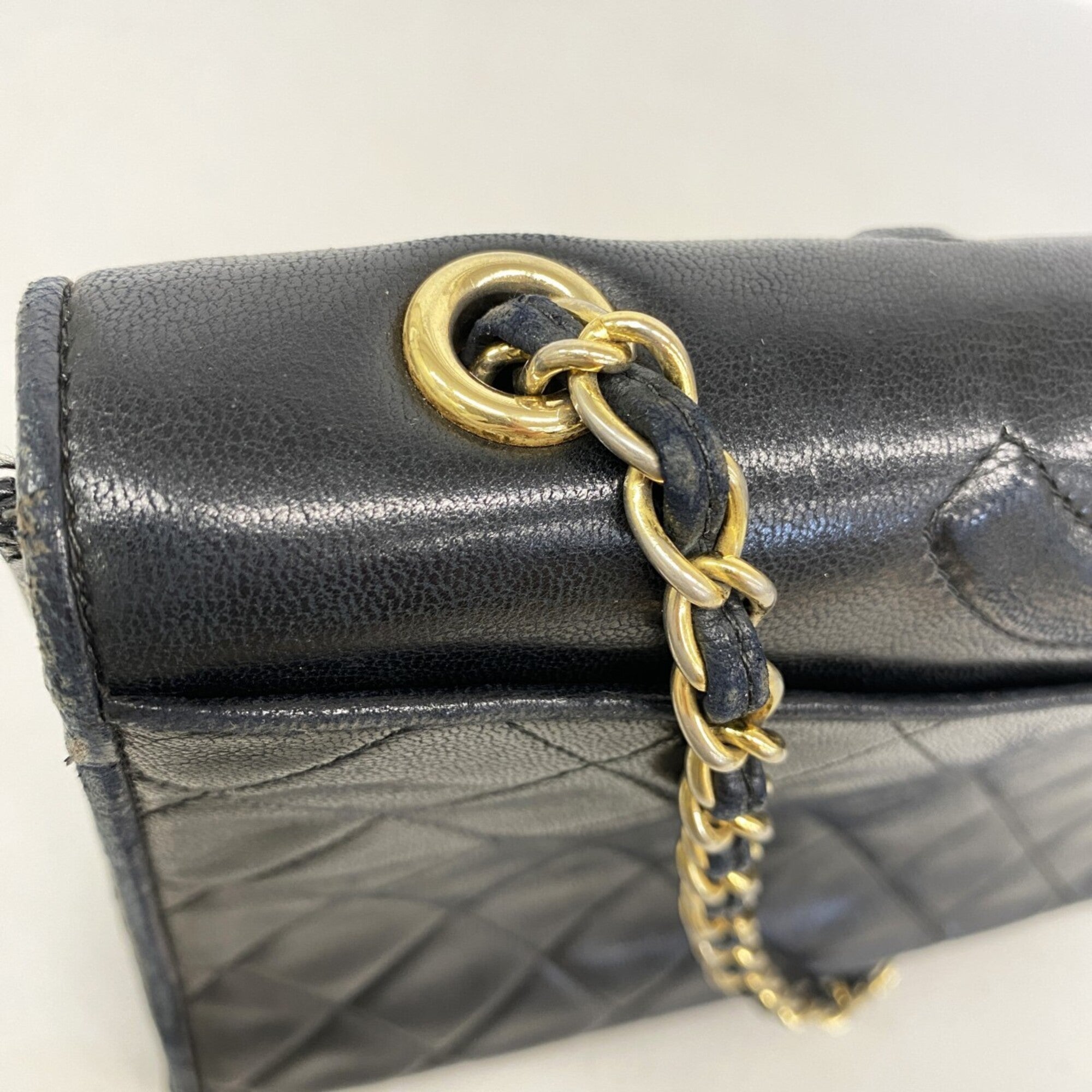 Chanel Black Leather Shoulder Bag (Pre-Owned)