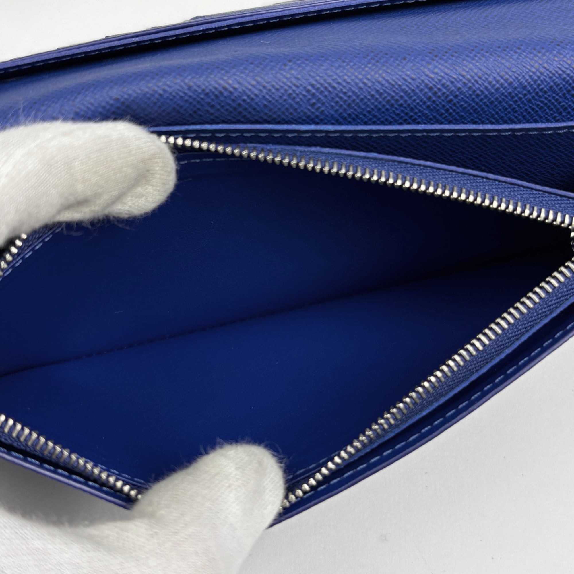 Louis Vuitton Taiga Cobalt Taiga Leather Long Wallet (Bi-Fold) (Pre-Owned)