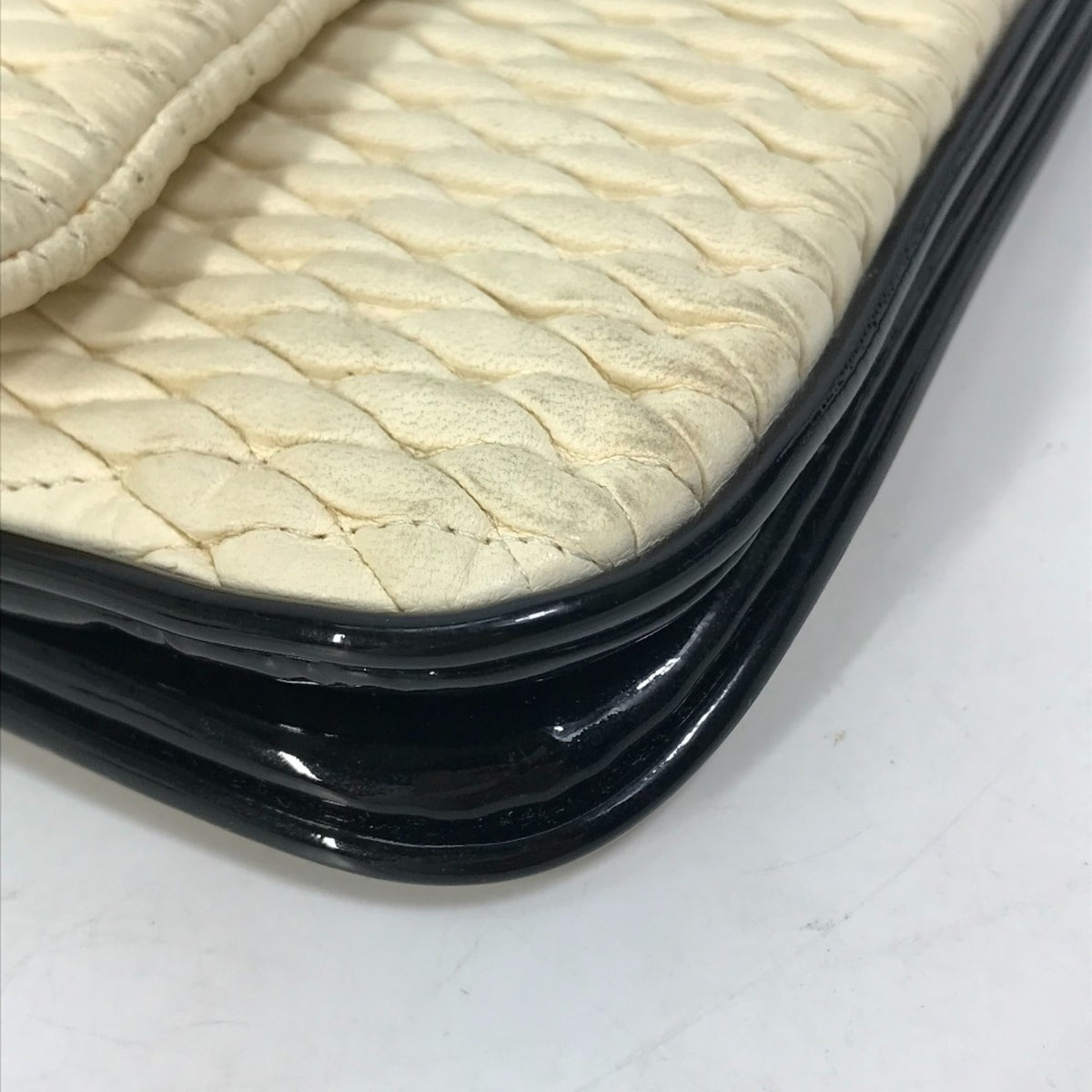 Chanel White Leather Shoulder Bag (Pre-Owned)