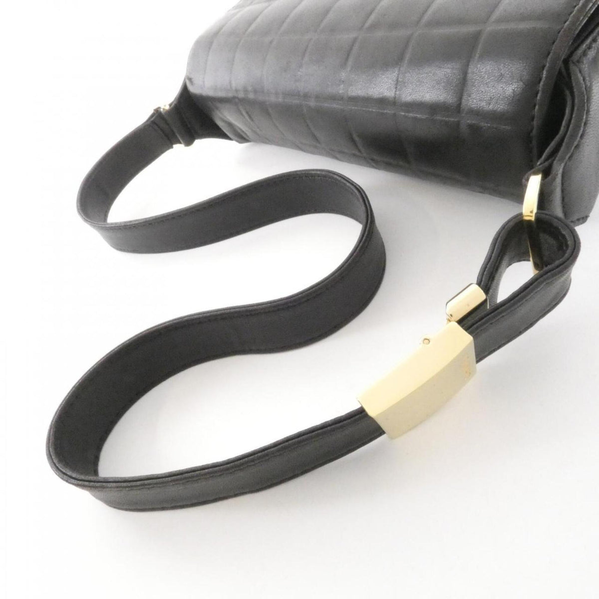 Chanel Black Leather Shoulder Bag (Pre-Owned)