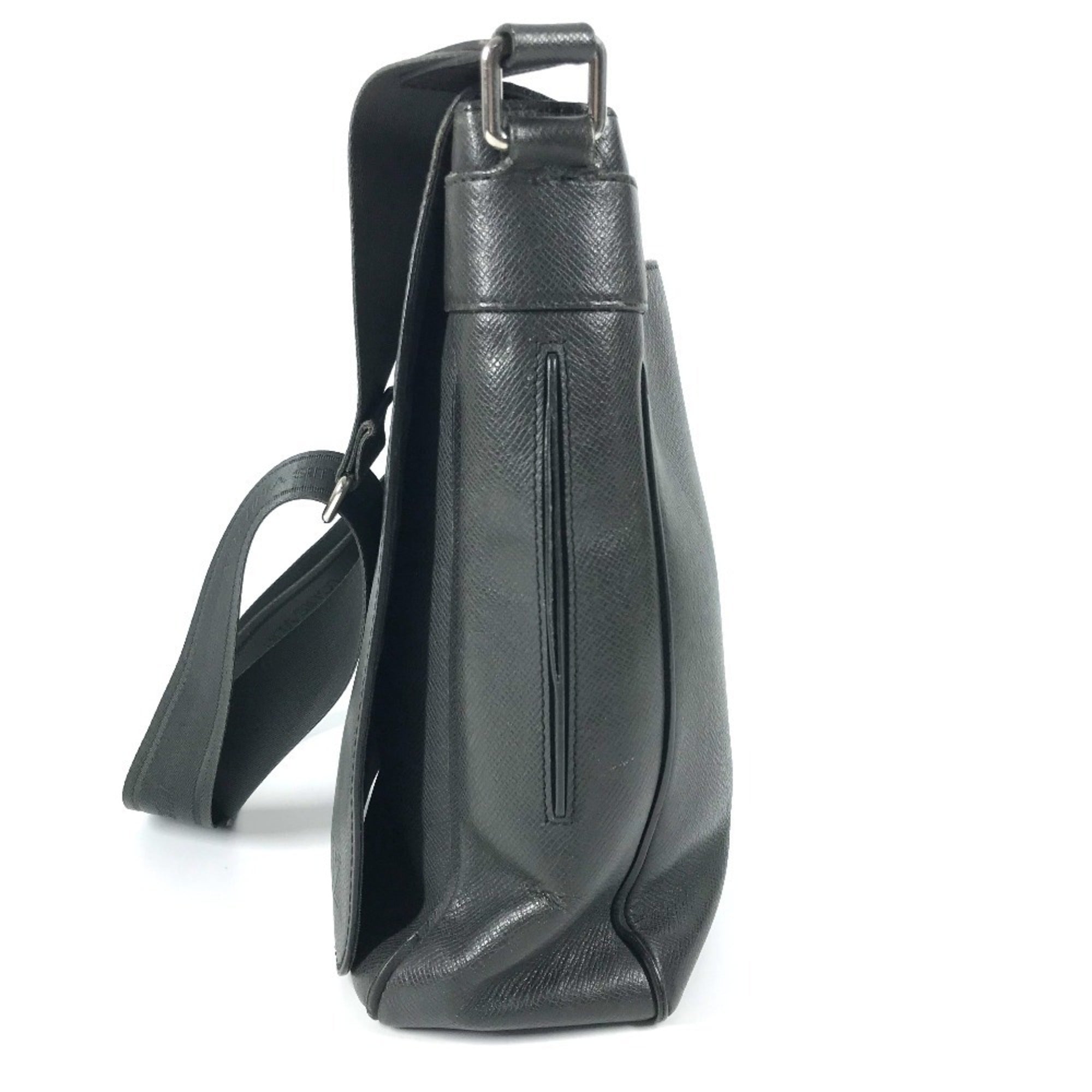 Louis Vuitton Ardoise Black Taiga Leather Leather Messenger Bag Shoulder Bag (Pre-Owned)