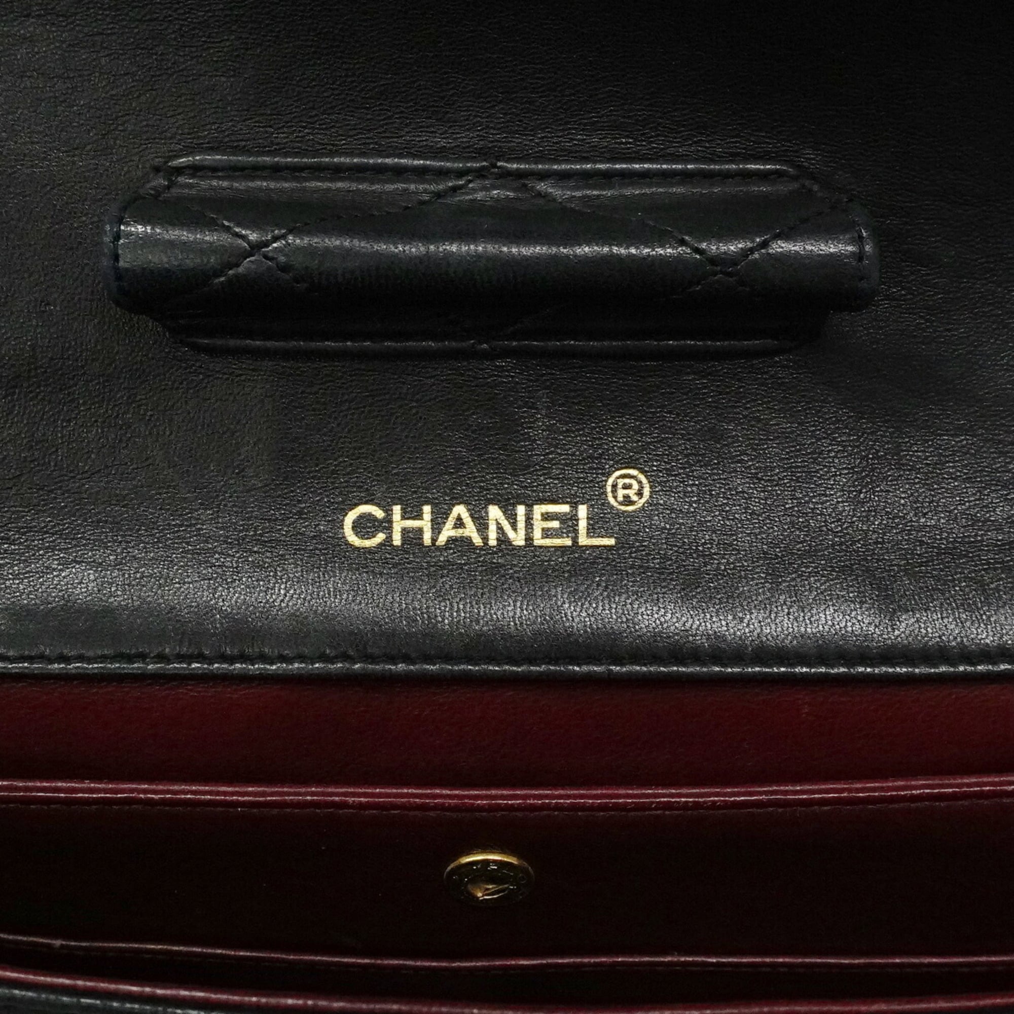 Chanel Black Leather Shoulder Bag (Pre-Owned)