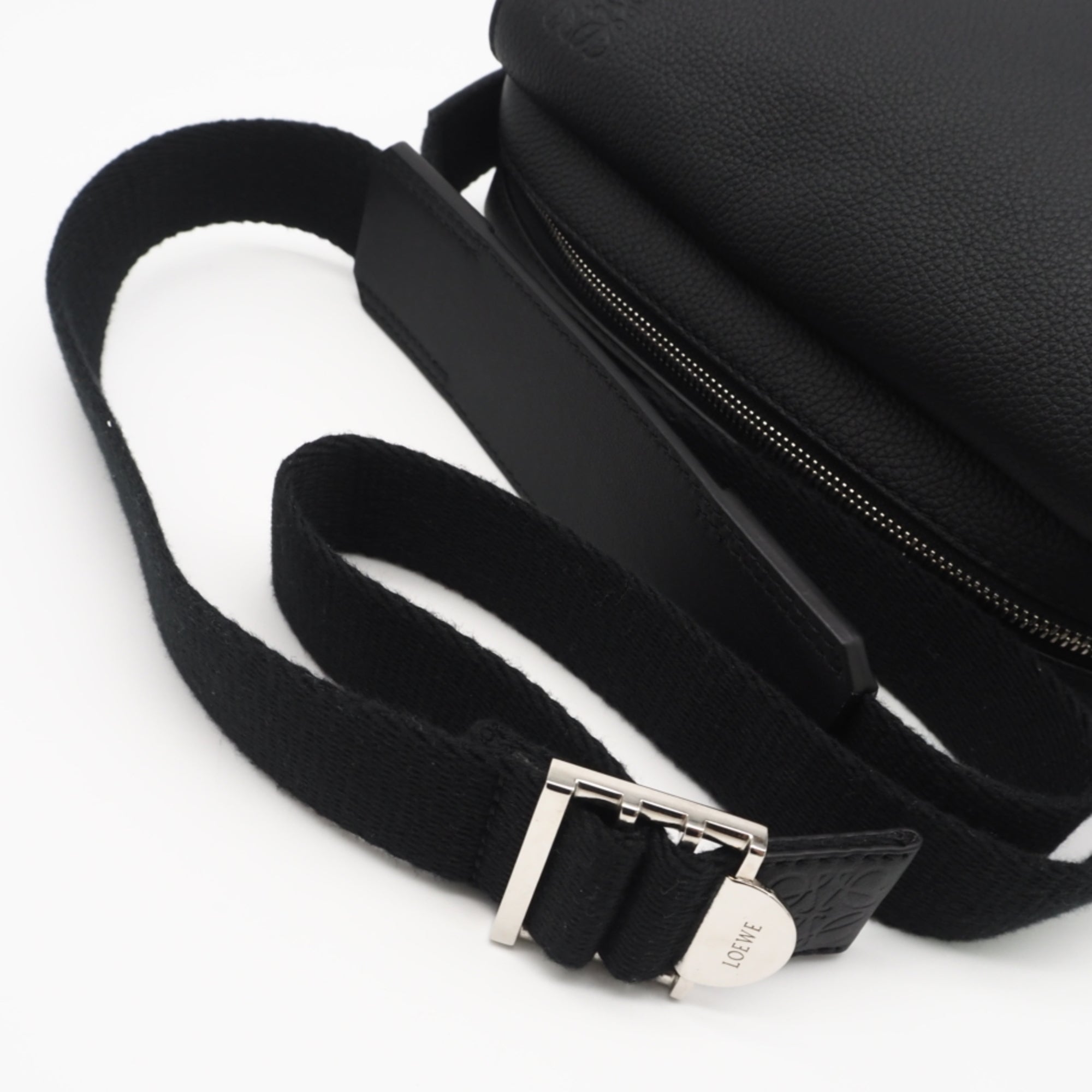 Loewe Black Leather Messenger Bag Shoulder Bag (Pre-Owned)