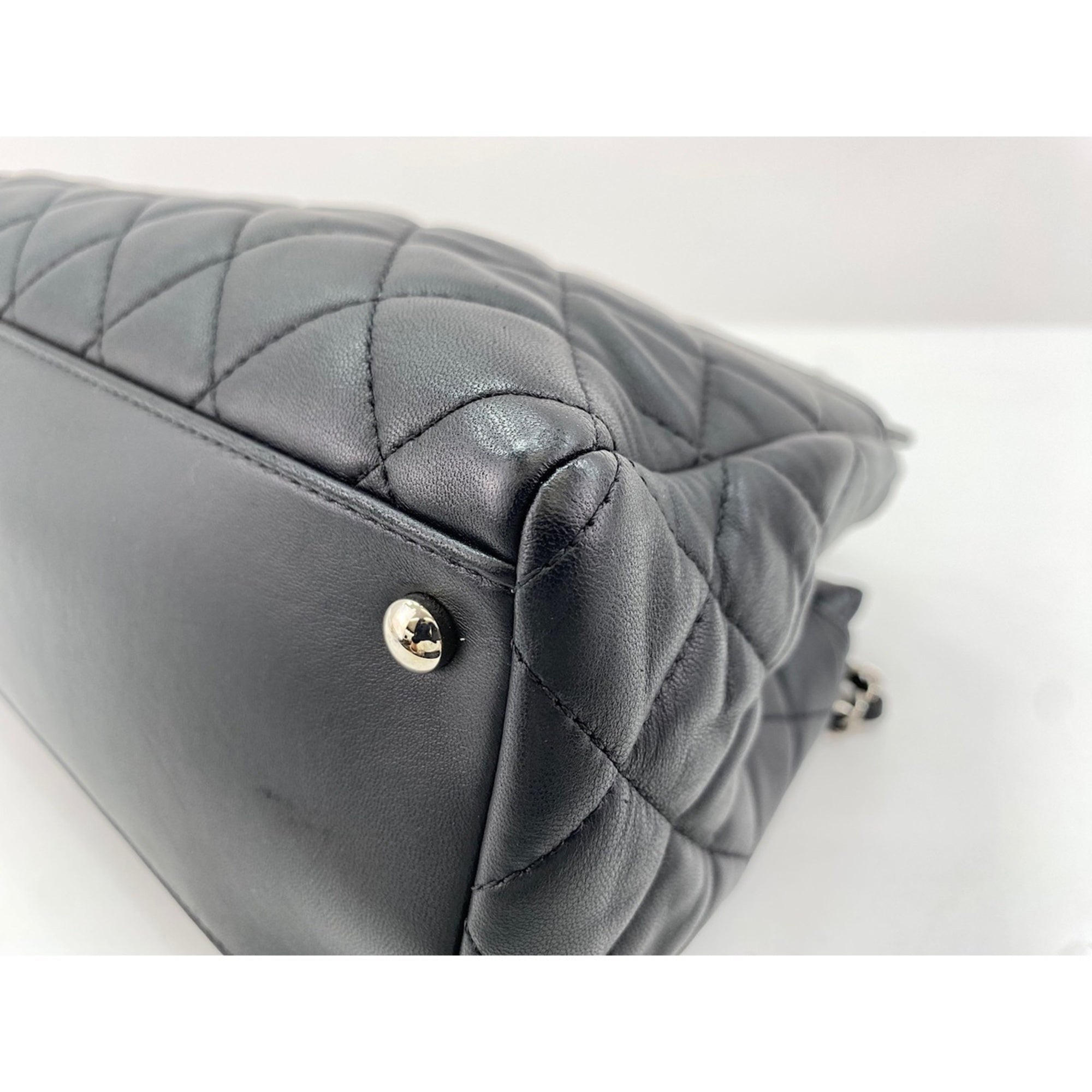 Chanel Black Shoulder Bag (Pre-Owned)