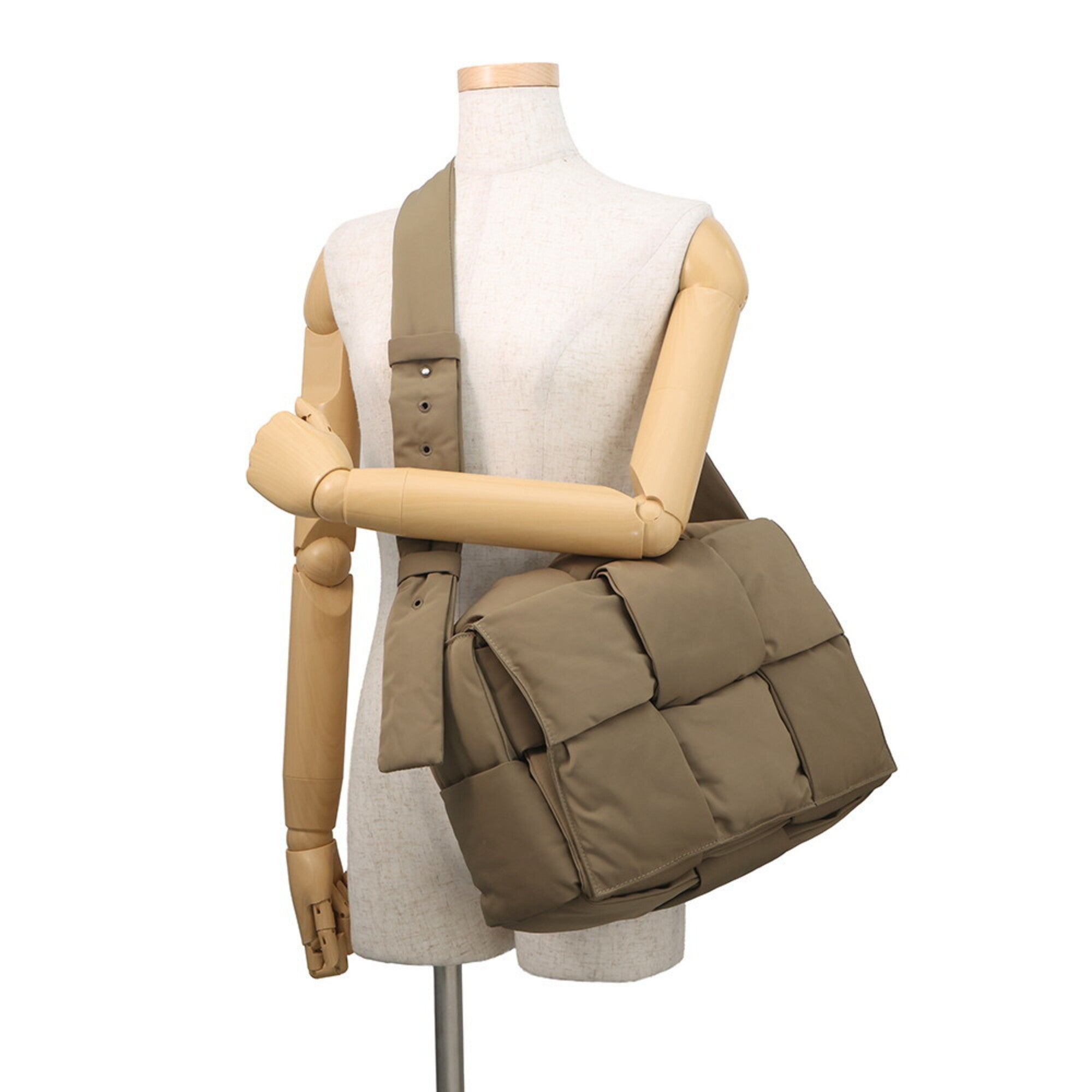 Bottega Veneta Beige Nylon Handbag Shoulder Bag (Pre-Owned)
