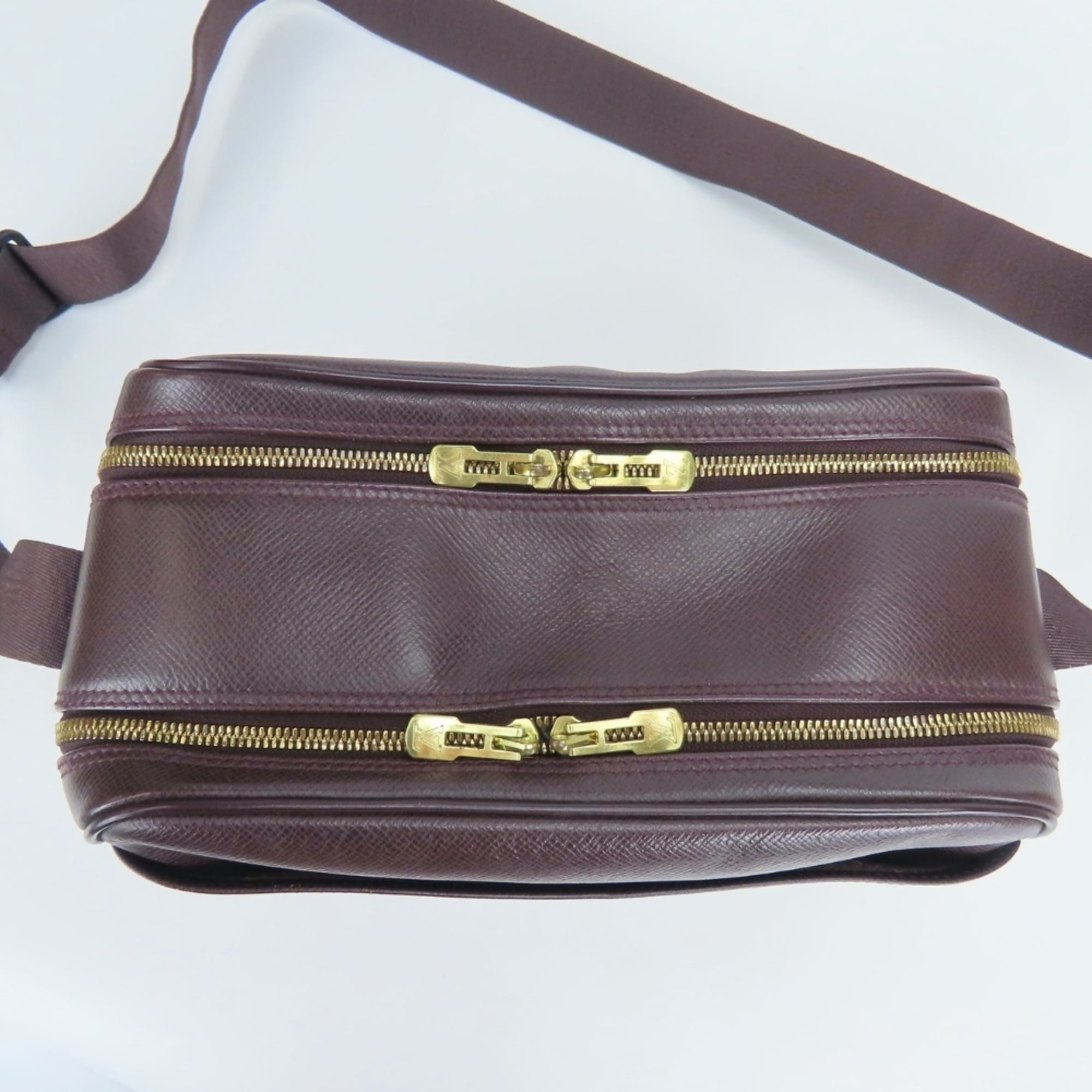 Louis Vuitton Acajou Galle Taiga Leather Shoulder Bag (Pre-Owned)