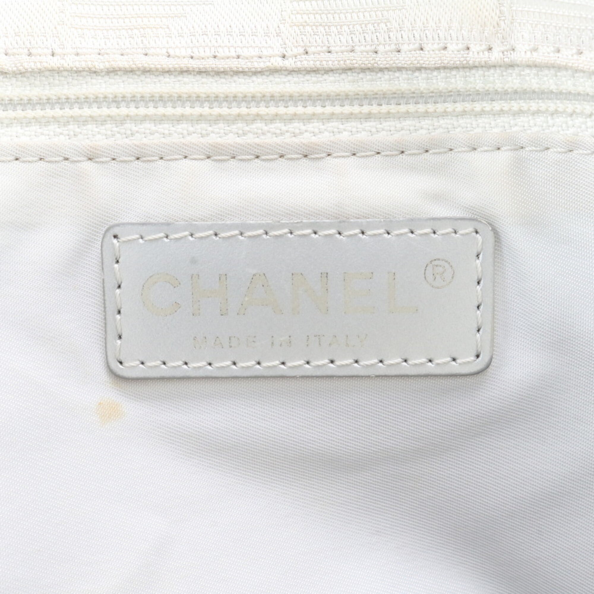 Chanel Gray Leather Nylon Shoulder Bag (Pre-Owned)