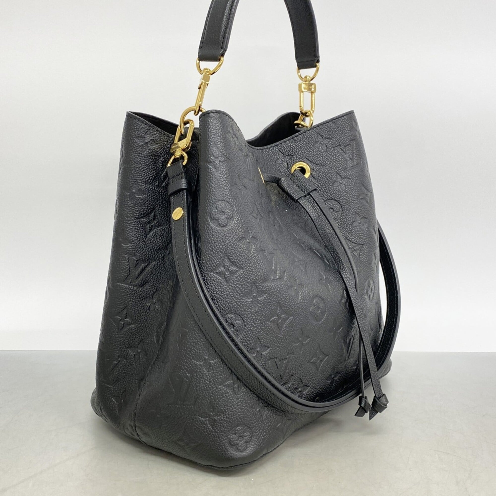 Louis Vuitton Noir Handbag (Pre-Owned)