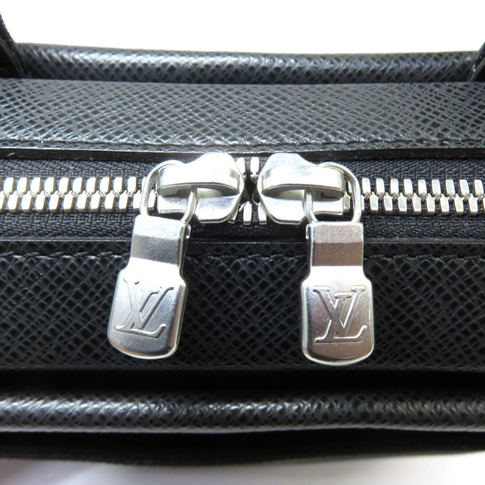 Louis Vuitton Ardoise Taiga Leather Shoulder Bag (Pre-Owned)