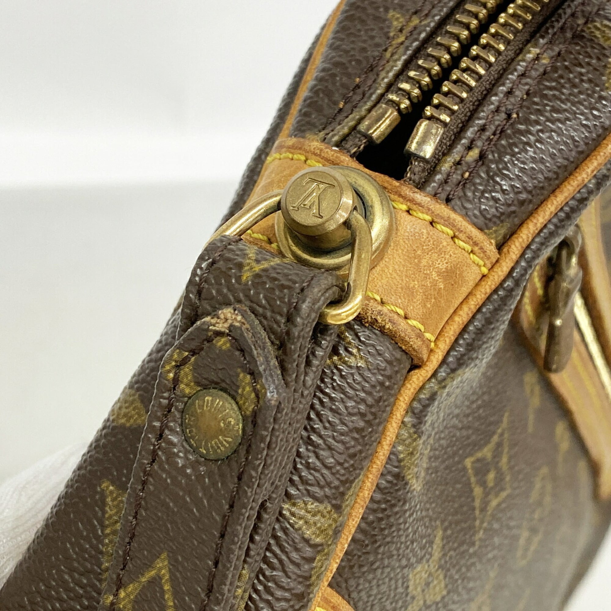 Louis Vuitton Brown Clutch Bag (Pre-Owned)