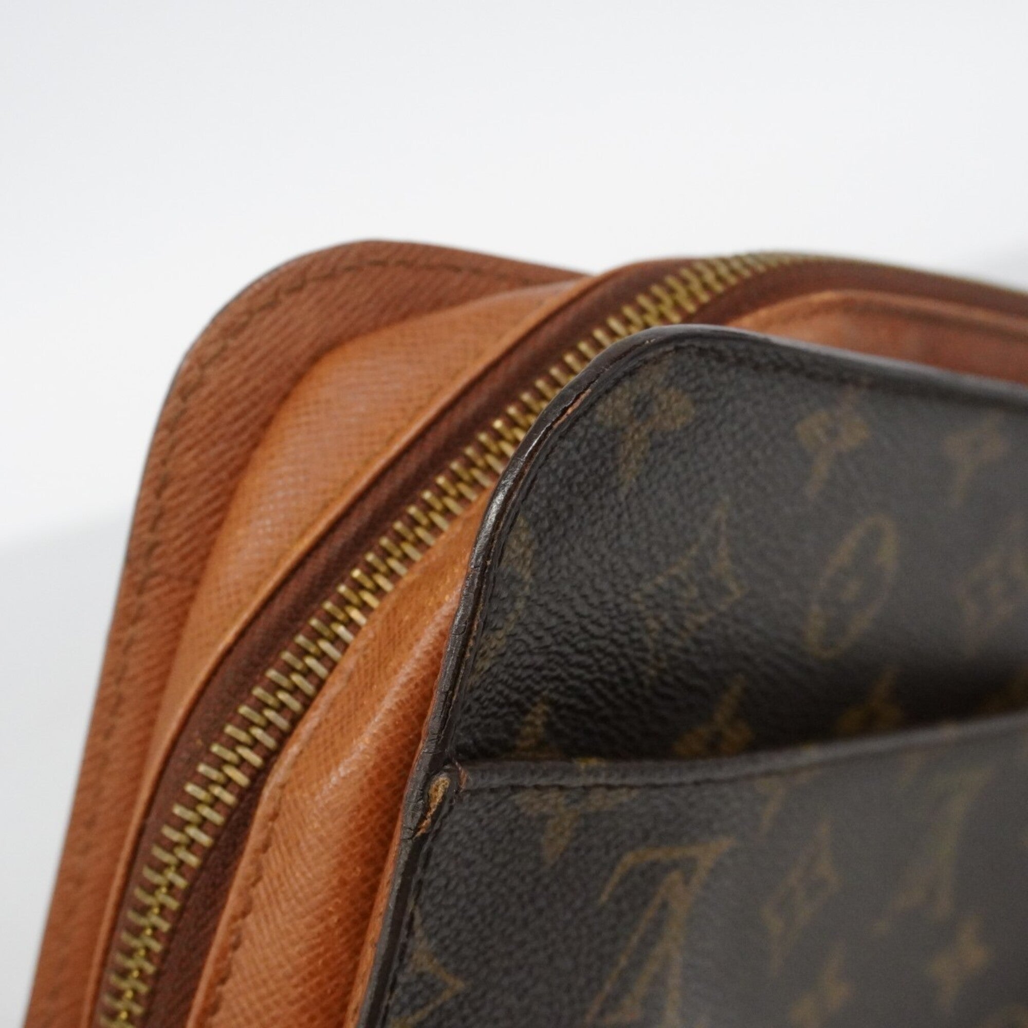 Louis Vuitton Brown Clutch Bag (Pre-Owned)