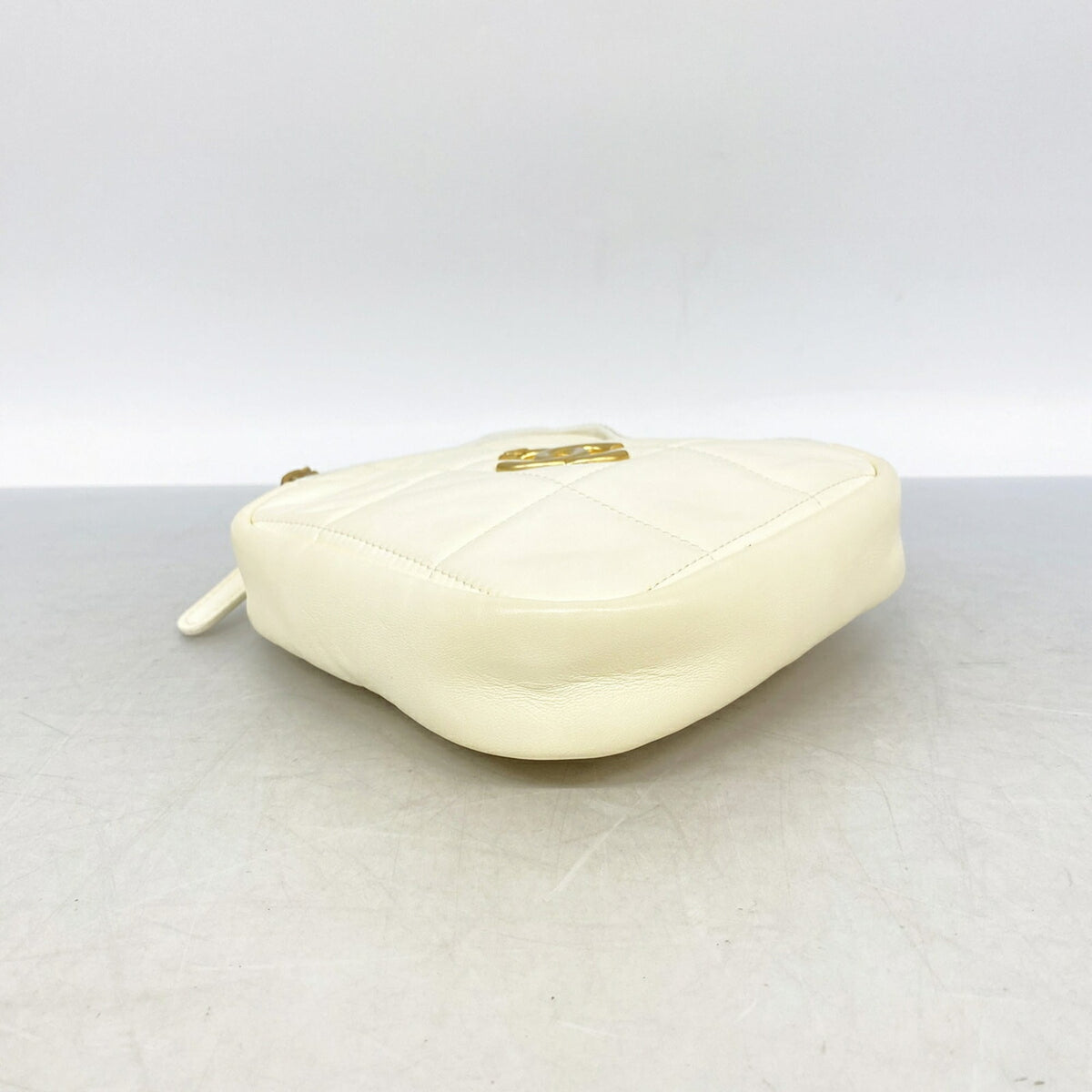 Chanel White Leather Shoulder Bag (Pre-Owned)