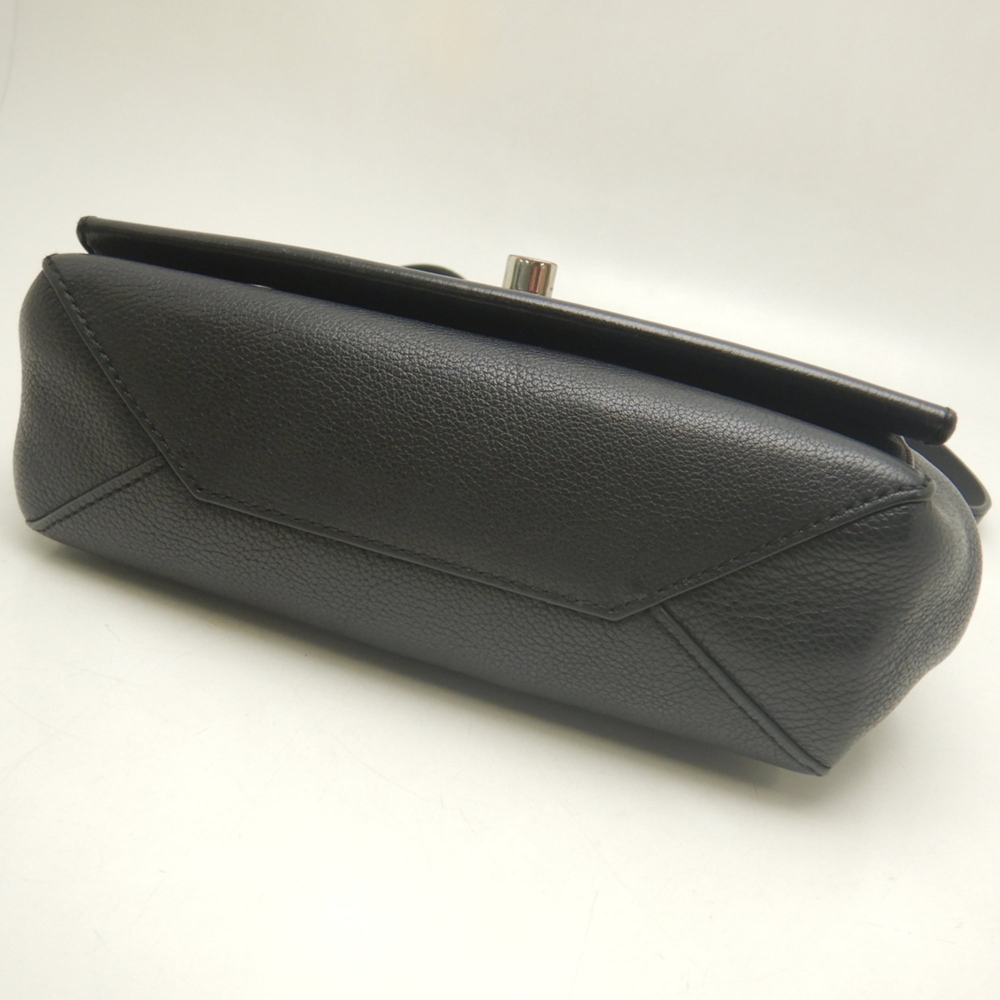 Louis Vuitton Noir Leather Shoulder Bag (Pre-Owned)