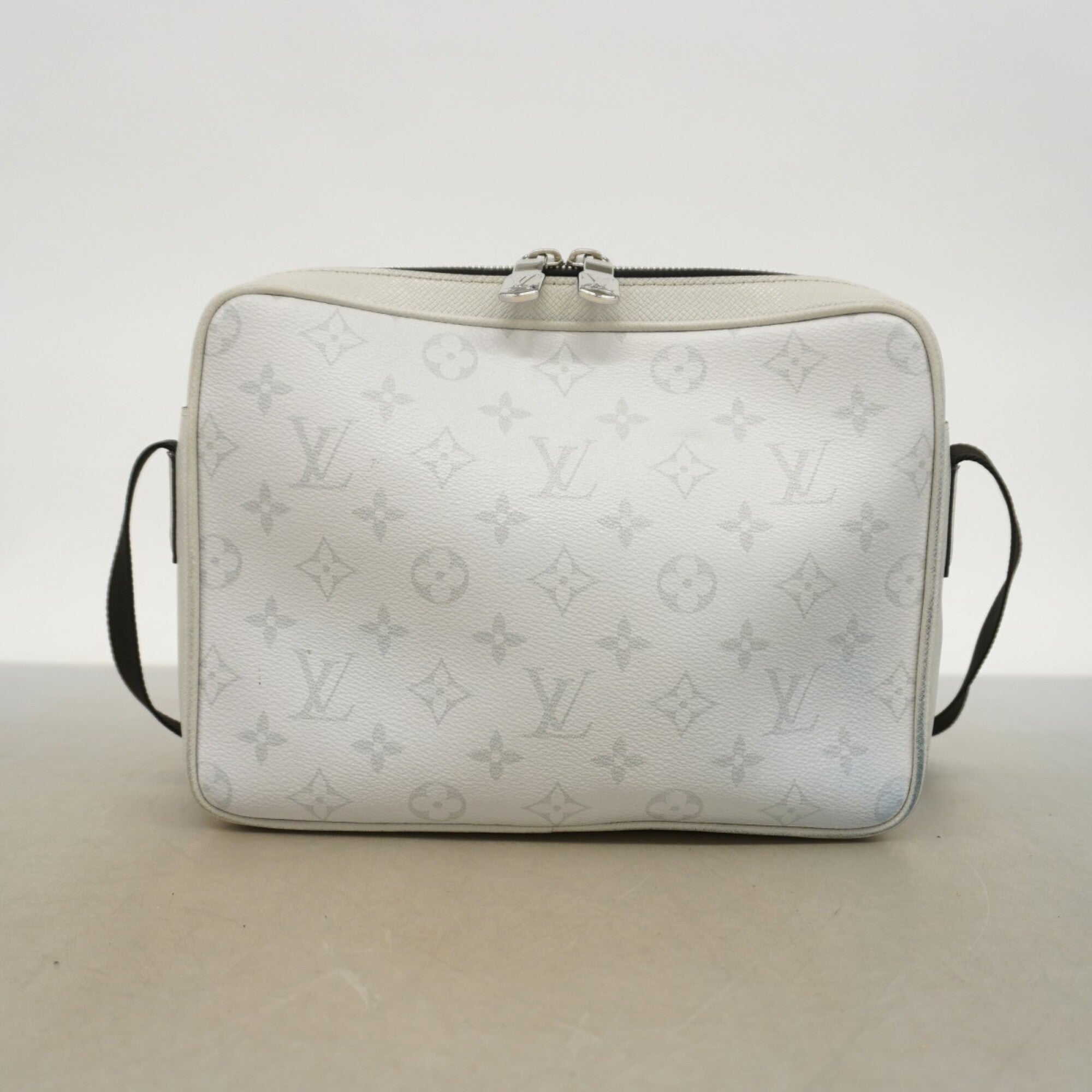 Louis Vuitton White Shoulder Bag (Pre-Owned)