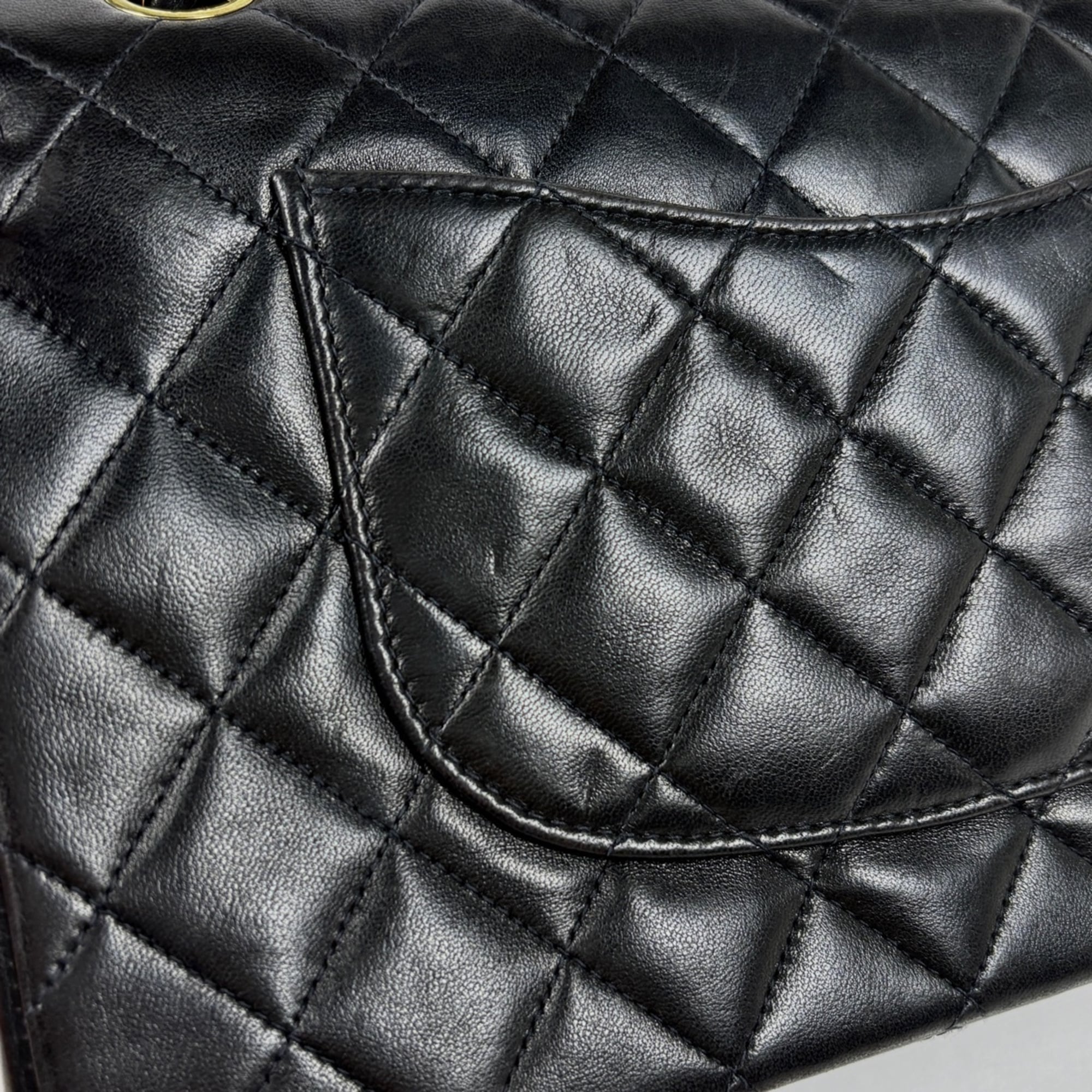 Chanel Matelasse Black Leather Shoulder Bag (Pre-Owned)