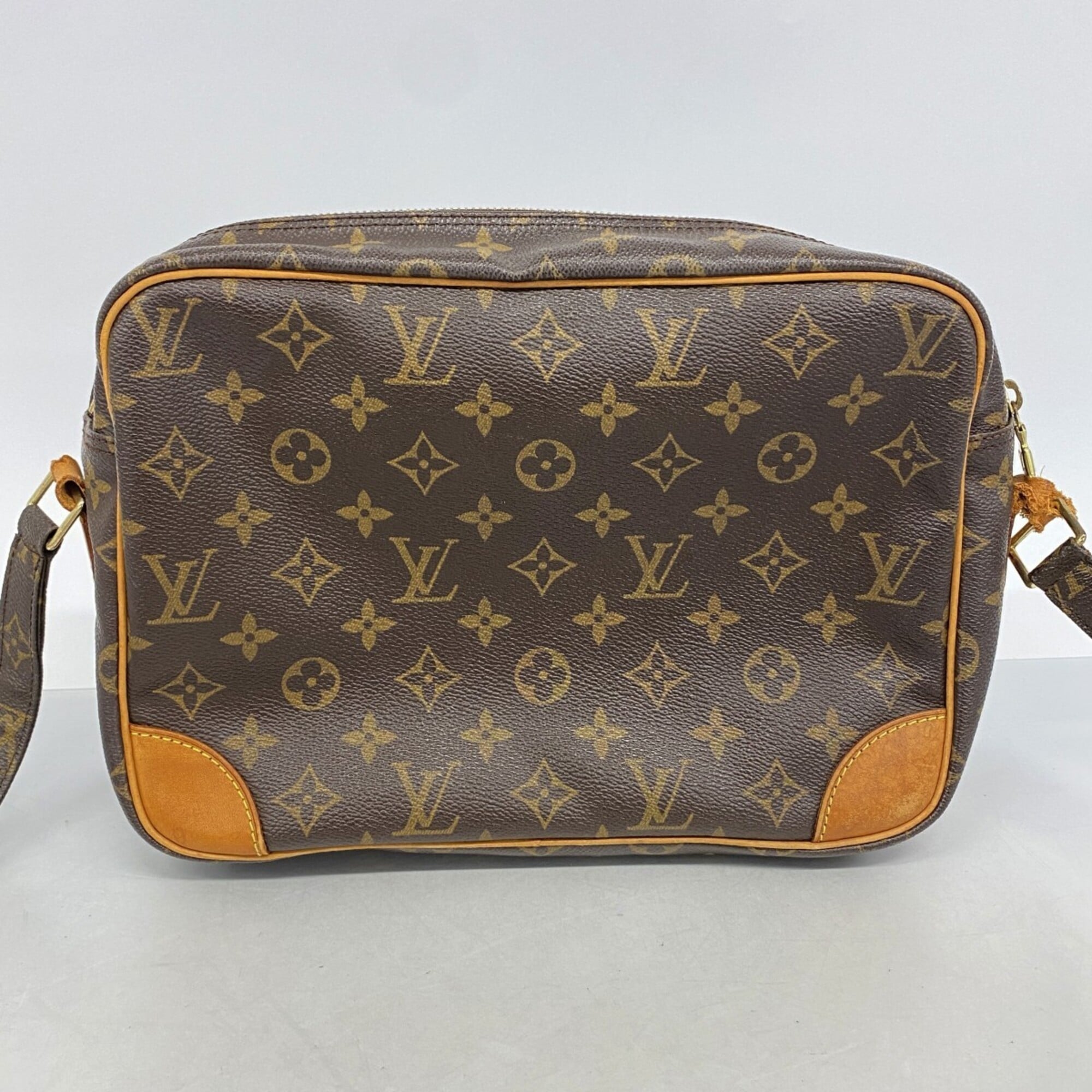 Louis Vuitton Brown Shoulder Bag (Pre-Owned)