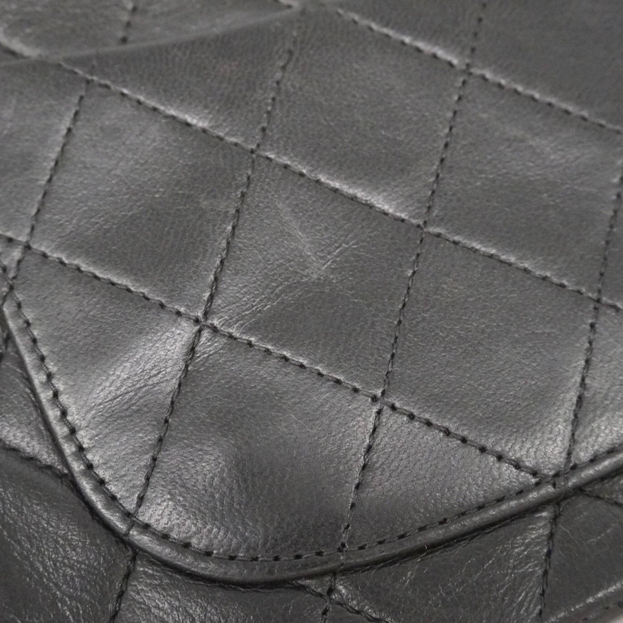 Chanel Black Leather Shoulder Bag (Pre-Owned)